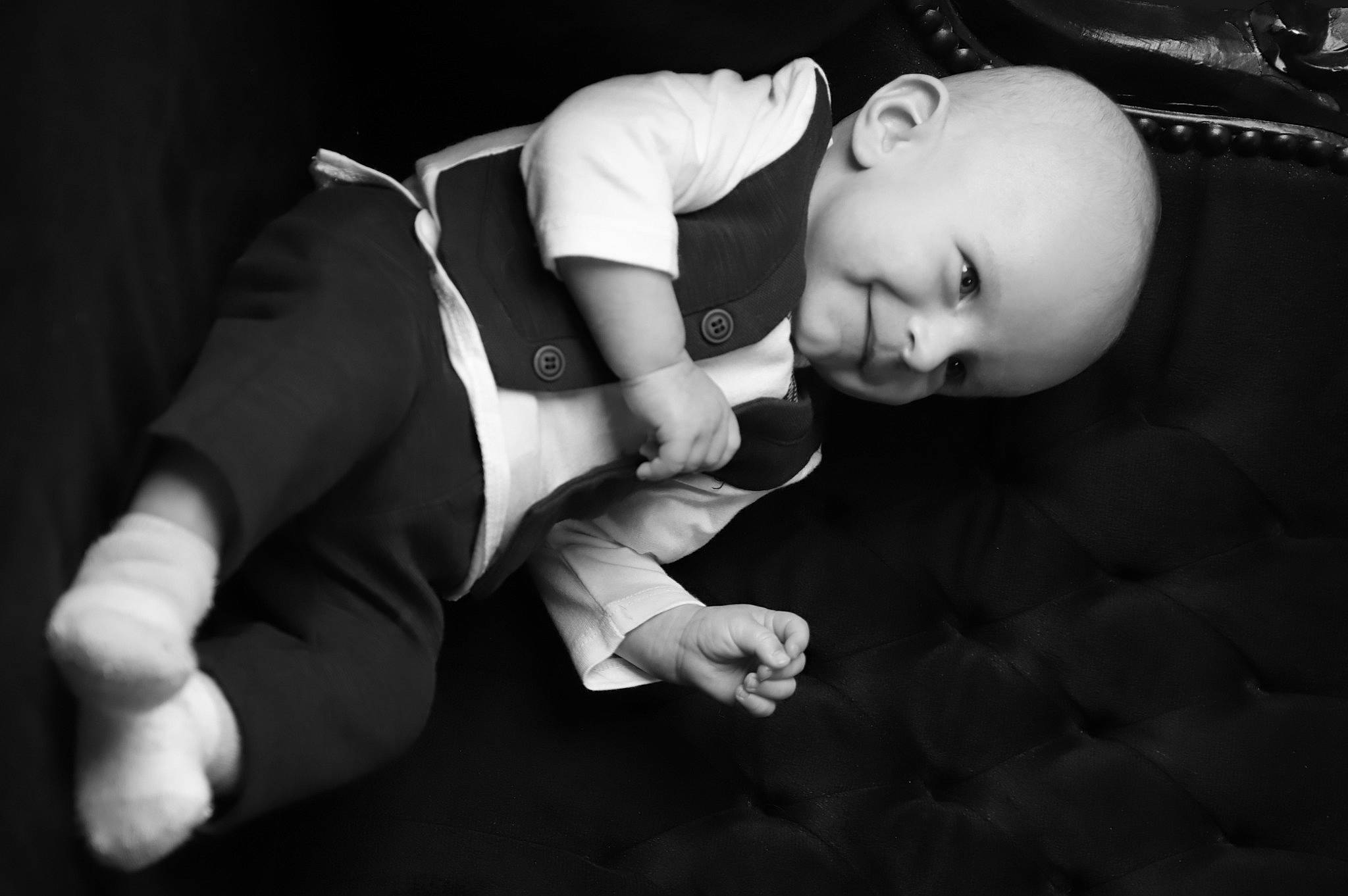 Malo participe au concours pour gagner de l'argent avec cette photo : baby, baby_toddler_clothing, comfort, elbow, eye, finger, flash_photography, flooring, gesture, hand, happy, human_body, human_leg, joy, knee, leg, monochrome, monochrome_photography, person, sitting