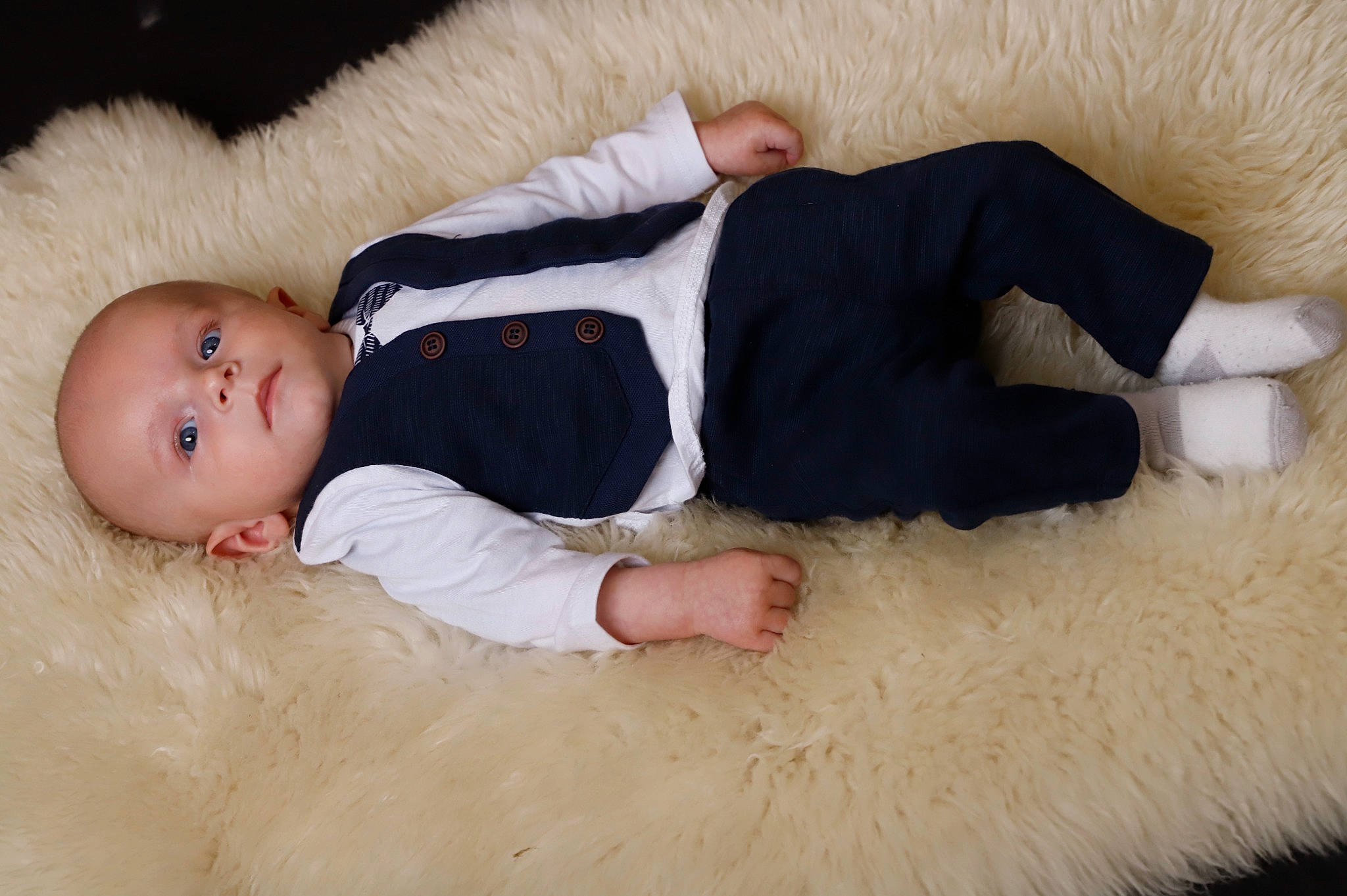 Malo participe au concours pour gagner de l'argent avec cette photo : baby, baby_toddler_clothing, beauty, child, comfort, finger, flooring, foot, fur, hand, human_body, linens, outerwear, person, sitting, skin, sleeve, textile, toddler, wood