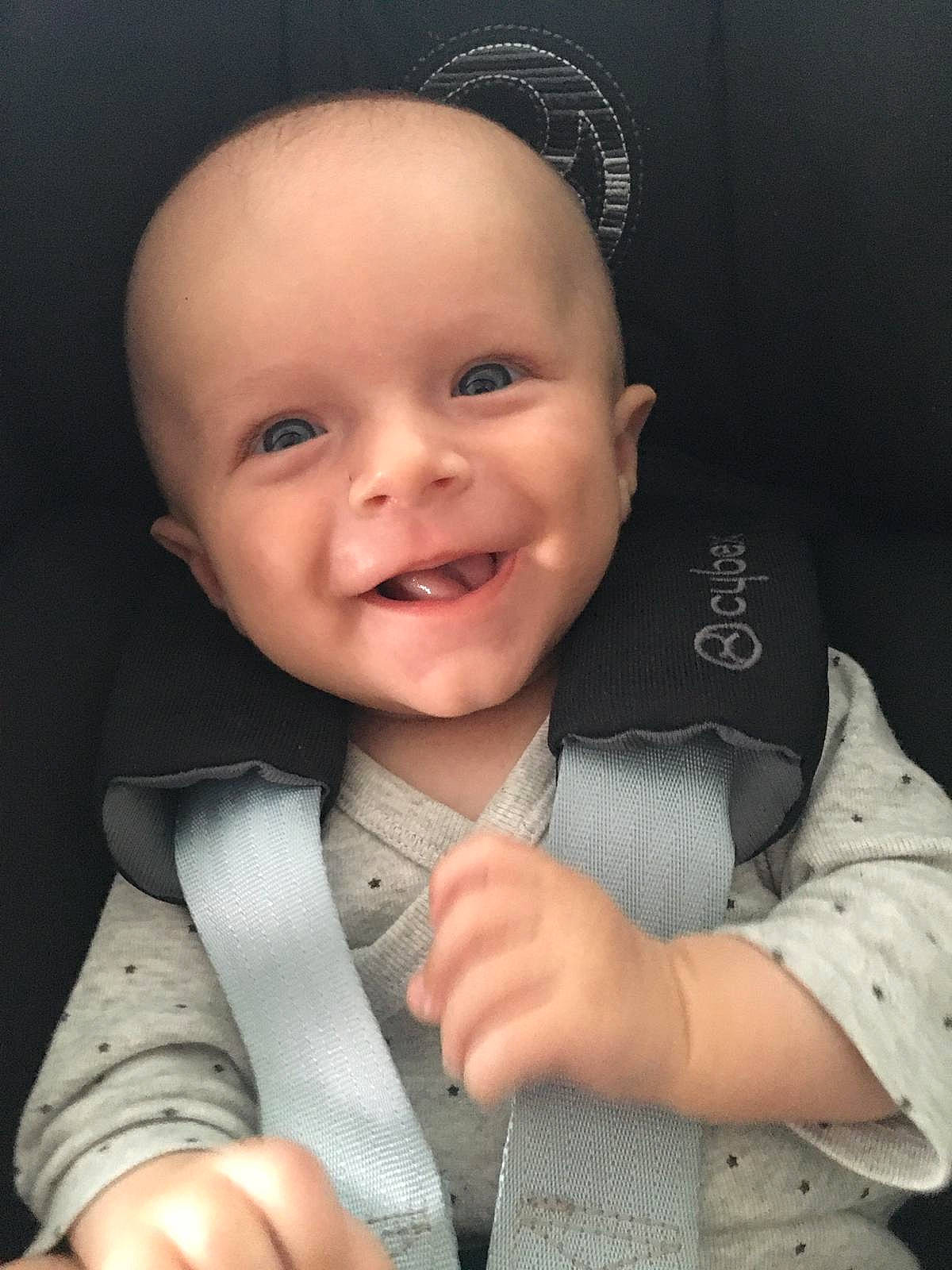 Malo participe au concours pour gagner de l'argent avec cette photo : baby, baby_toddler_clothing, cheek, clothing, comfort, eyebrow, finger, flash_photography, gesture, hand, happy, human_body, iris, joy, lip, nose, outerwear, person, skin, sleeve