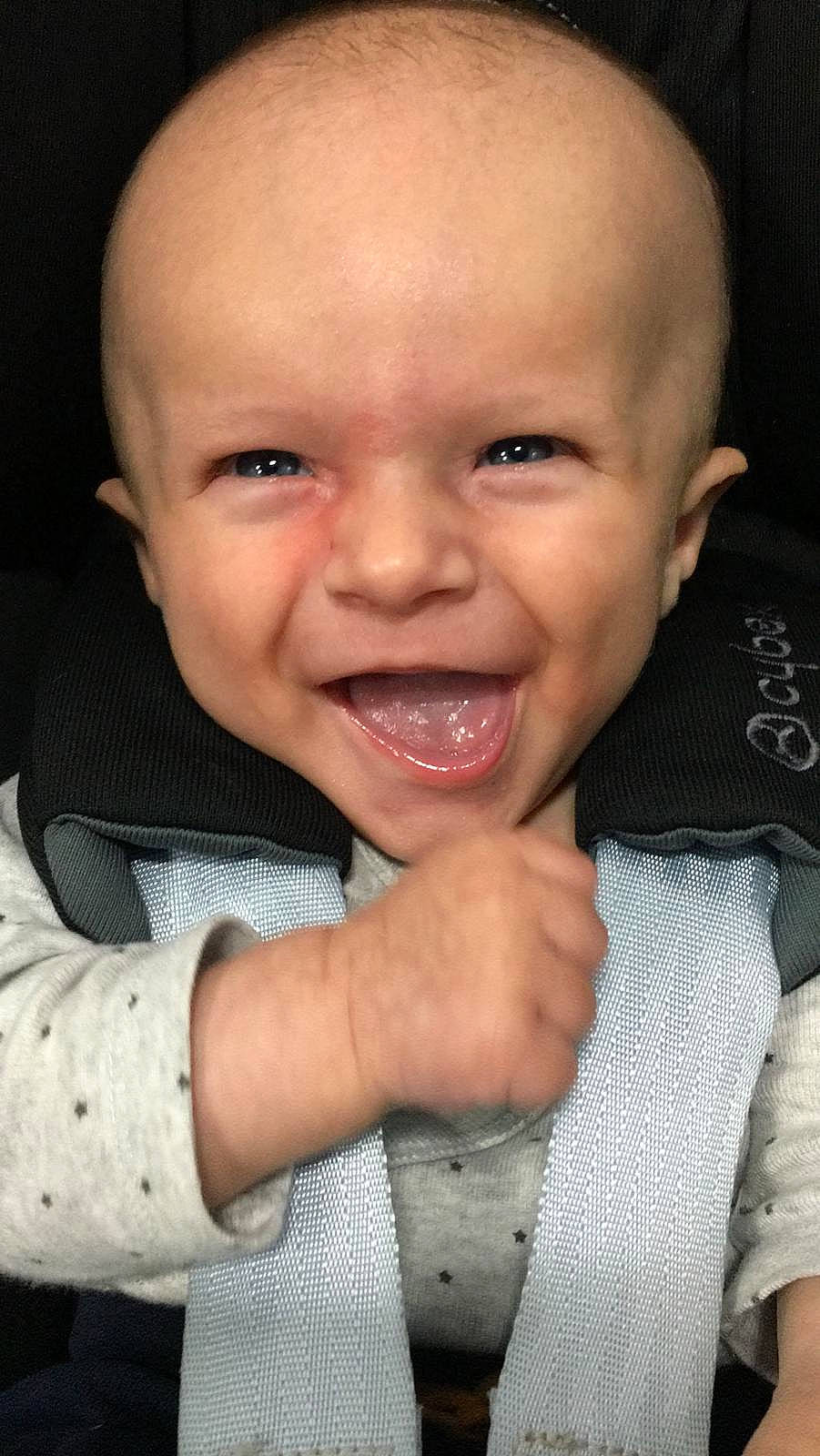 Malo participe au concours pour gagner de l'argent avec cette photo : baby, baby_laughing, baby_toddler_clothing, cheek, child, chin, cool, facial_expression, finger, gesture, happy, lip, mouth, nose, person, skin, sleeve, smile, thumb, toddler