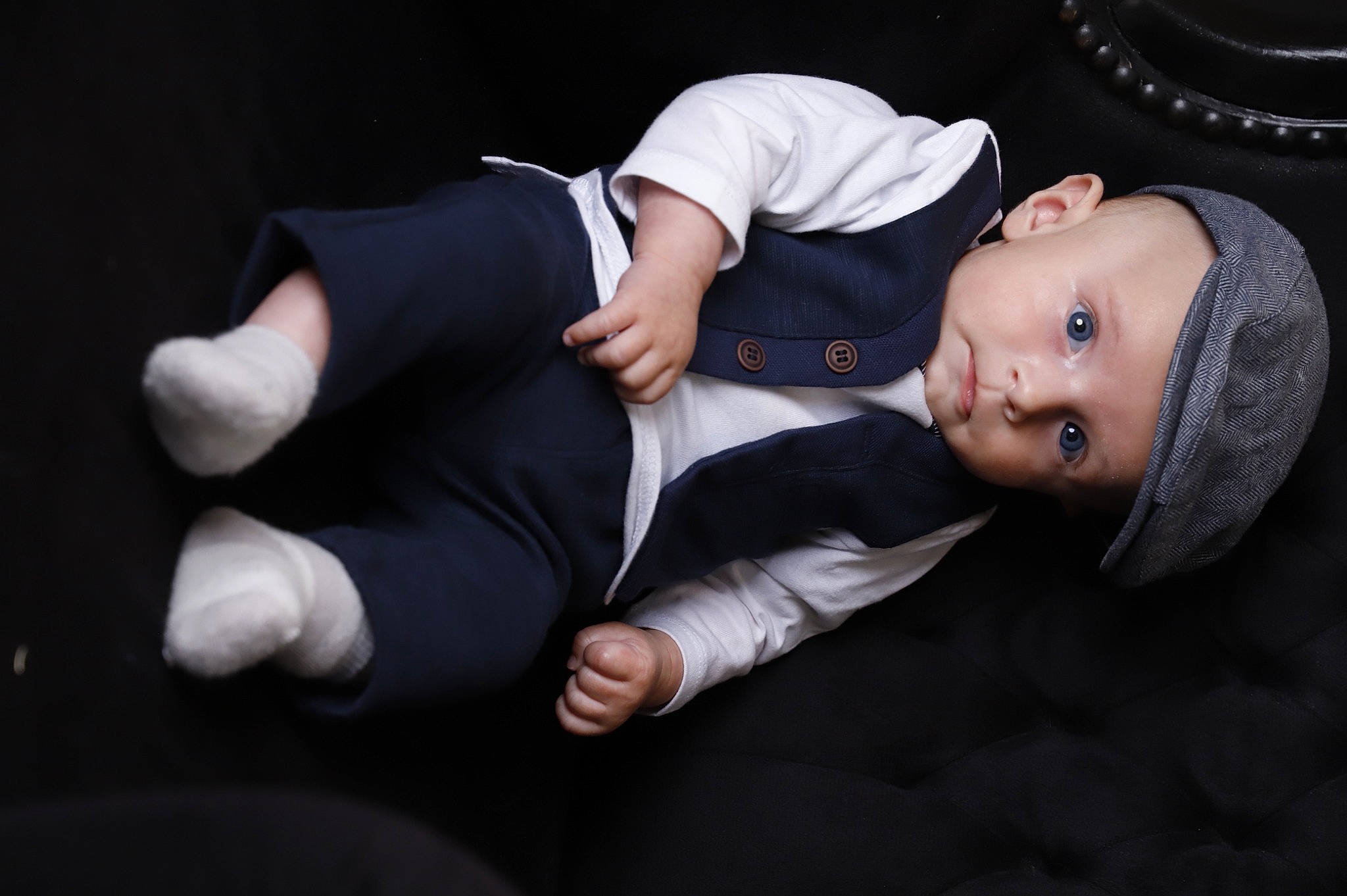 Malo a rejoint le concours — aidez-le/la à gagner de superbes lots ! baby, baby_products, baby_toddler_clothing, child, comfort, darkness, elbow, flash_photography, foot, formal_wear, fun, gesture, headwear, person, photo_shoot, portrait_photography, sitting, sleeve, suit, t_shirt