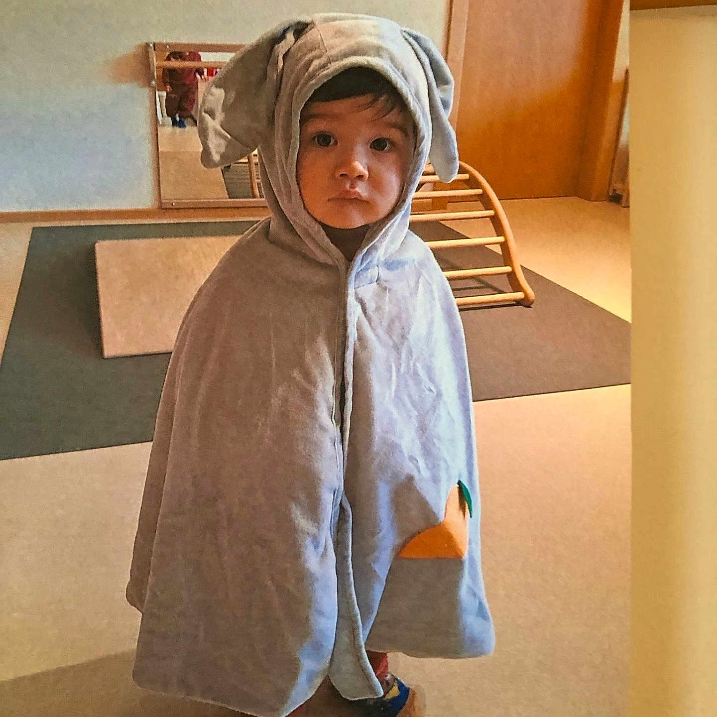 Louis participe au concours pour gagner de l'argent avec cette photo : blanket, boy, child, clothing, coat, face, fashion, happy, head, hood, male, person, photography, portrait, robe, sitting, sleeve, smile, standing, towel