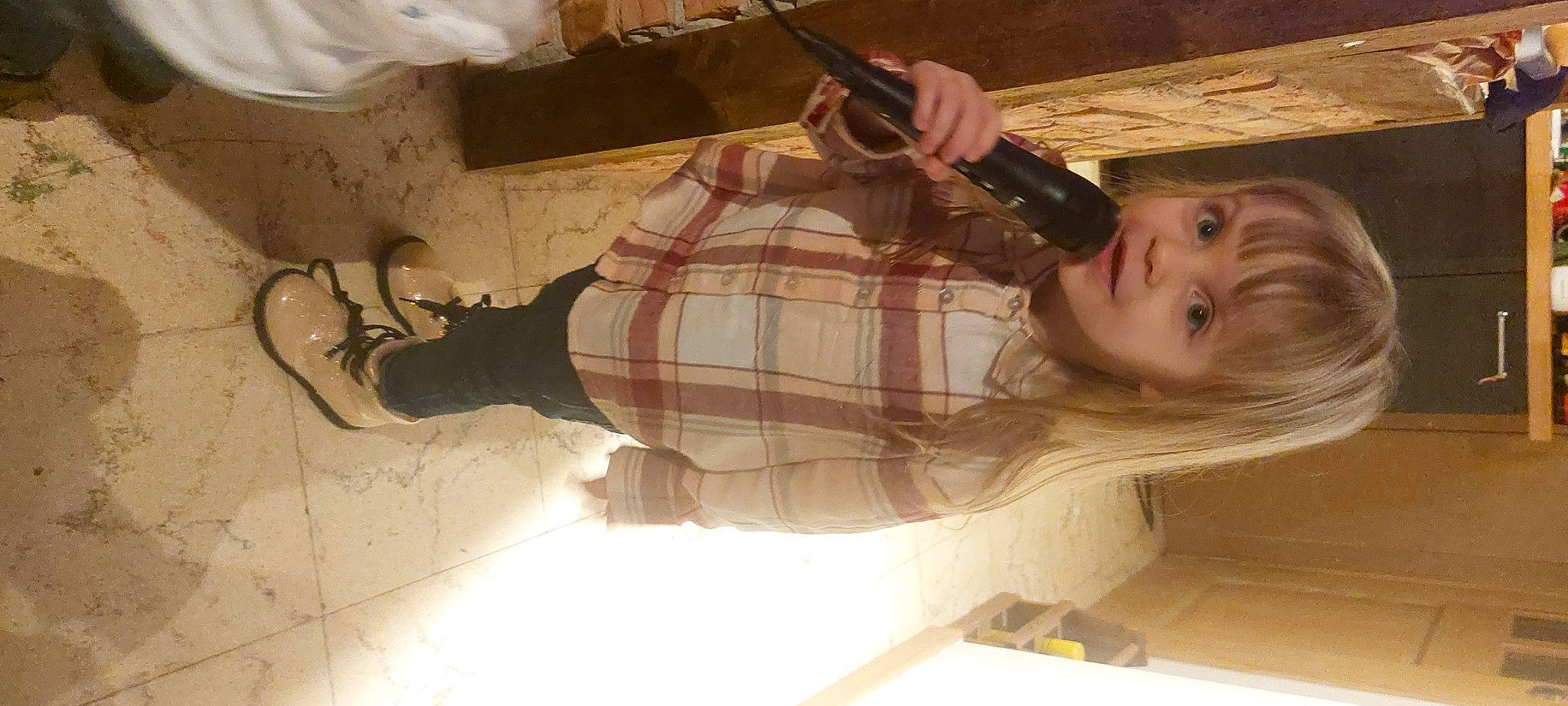 Ophelie participe au concours pour gagner de l'argent avec cette photo : art, eyewear, flooring, fun, pattern, person, plaid, room, toddler, visual_arts, wood