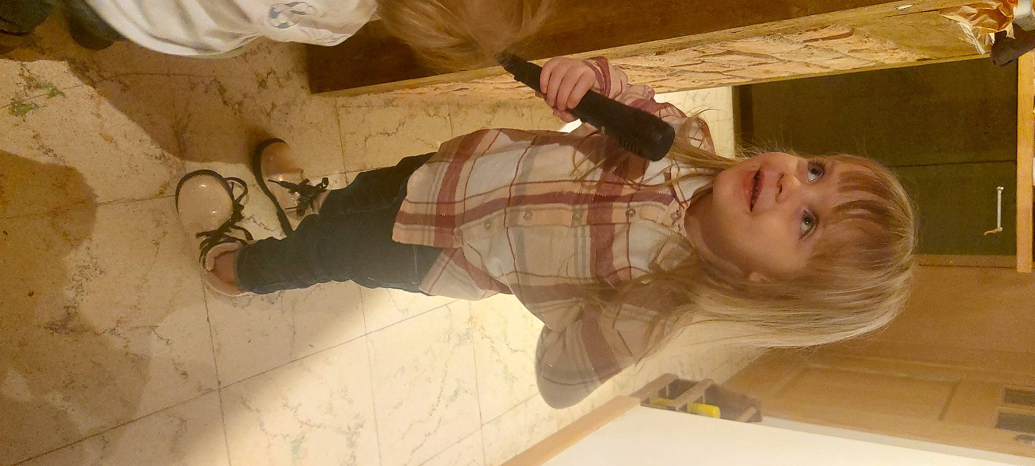 Ophelie participe au concours pour gagner de l'argent avec cette photo : ceiling, child, floor, flooring, fun, happy, hardwood, joy, pattern, person, plaster, room, smile, toddler, visual_arts, wood