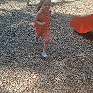 Ophélie a rejoint le concours — aidez-le/la à gagner de superbes lots ! casual_clothing, child, daylight, dress, footwear, fun, girl, grass, happy, outdoor, park, people, play, playground, recreation, running, summer, swing, tree, woodchips