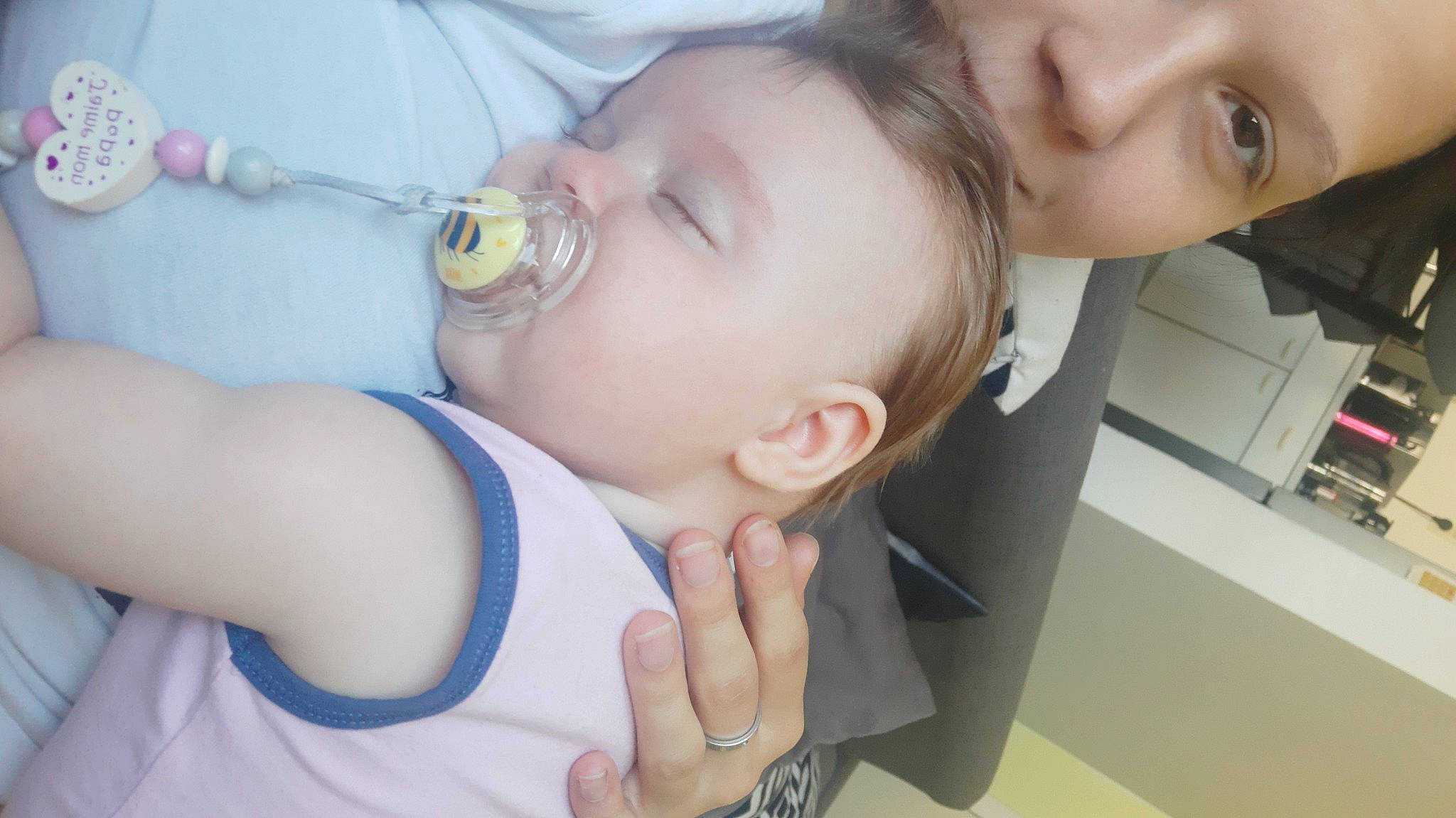 Ophelie Rochus a rejoint le concours — aidez-le/la à gagner de superbes lots ! baby, baby_toddler_clothing, cheek, child, ear, eyebrow, eyelash, finger, gesture, hand, happy, iris, lip, mouth, nail, nose, person, skin, smile, thumb