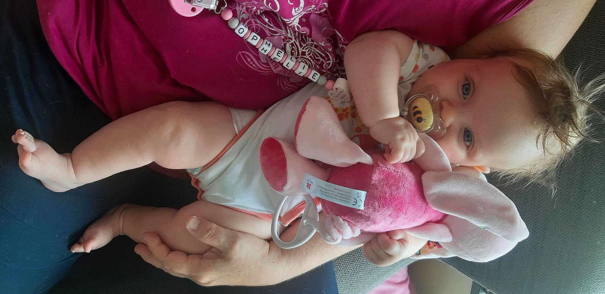 Ophelie a rejoint le concours — aidez-le/la à gagner de superbes lots ! baby, baby_products, baby_toddler_clothing, cheek, child, dress, eyelash, finger, gesture, hand, happy, head, lip, magenta, nail, person, pink, skin, thumb, toddler