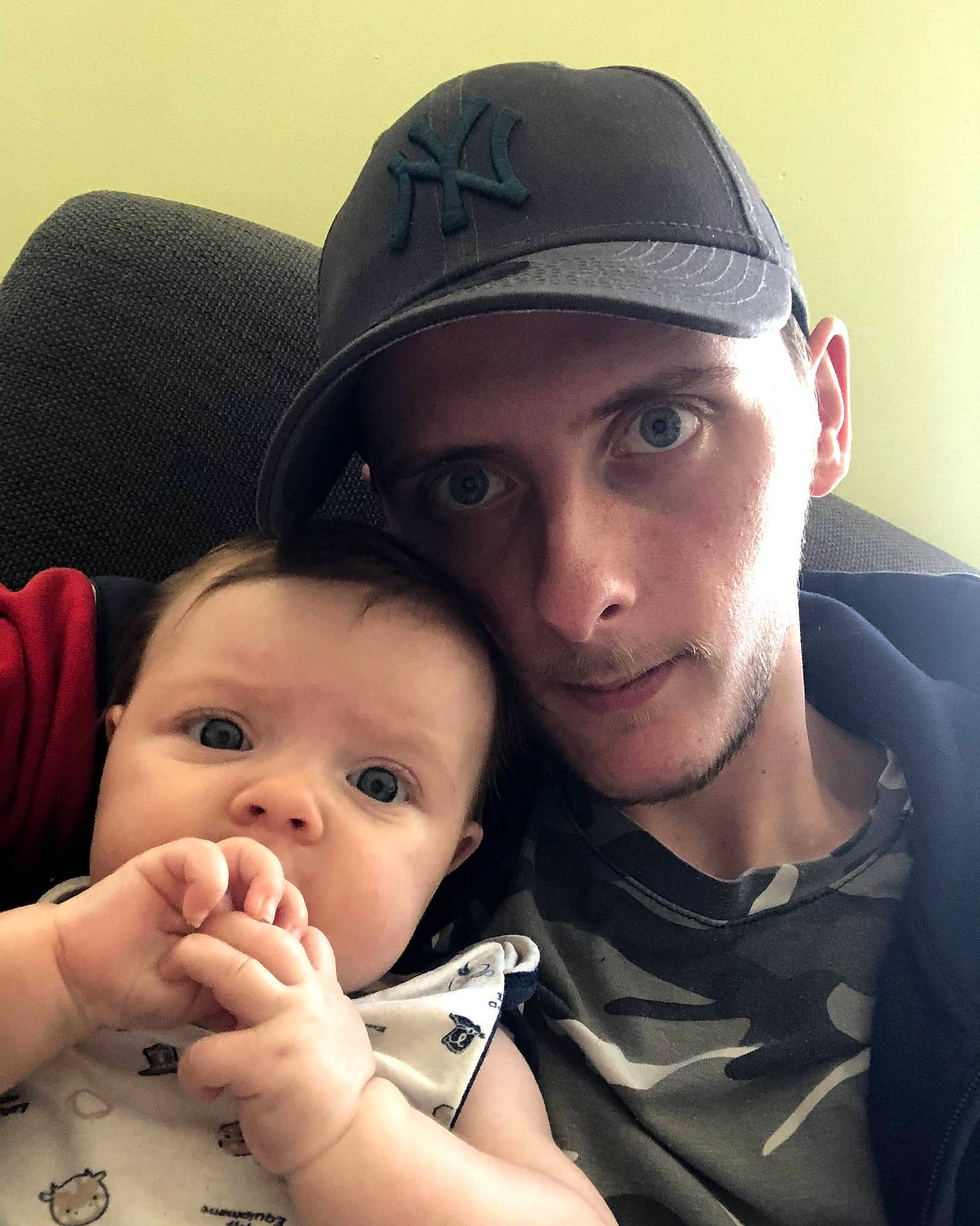 Ophelie participe au concours pour gagner de l'argent avec cette photo : baby, baseball_cap, black_hair, cap, cheek, cool, eye, eyebrow, eyelash, flash_photography, gesture, hand, happy, hat, headgear, headwear, lip, mouth, nose, person