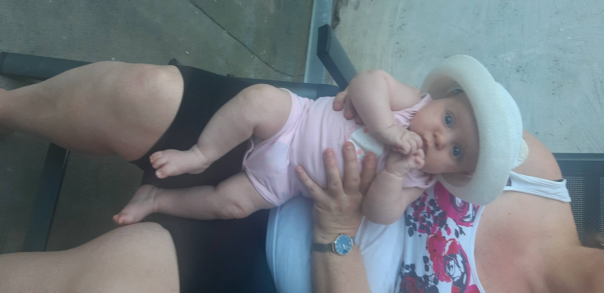 Ophelie a rejoint le concours — aidez-le/la à gagner de superbes lots ! black_hair, chest, comfort, elbow, finger, gesture, hand, happy, head, headwear, human_body, joint, knee, muscle, person, shoulder, skin, sunglasses, thigh, toddler