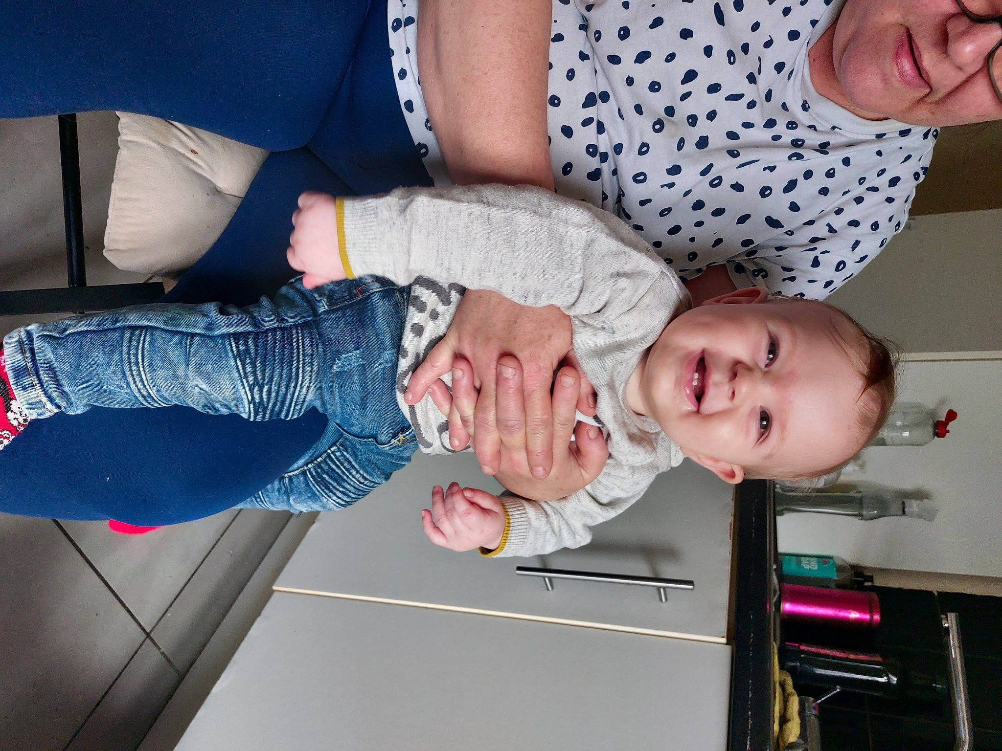 Maël a rejoint le concours — aidez-le/la à gagner de superbes lots ! arm, baby, baby_products, baby_toddler_clothing, child, elbow, electric_blue, finger, fun, gesture, happy, human_leg, mouth, pattern, person, sitting, smile, t_shirt, thigh, toddler