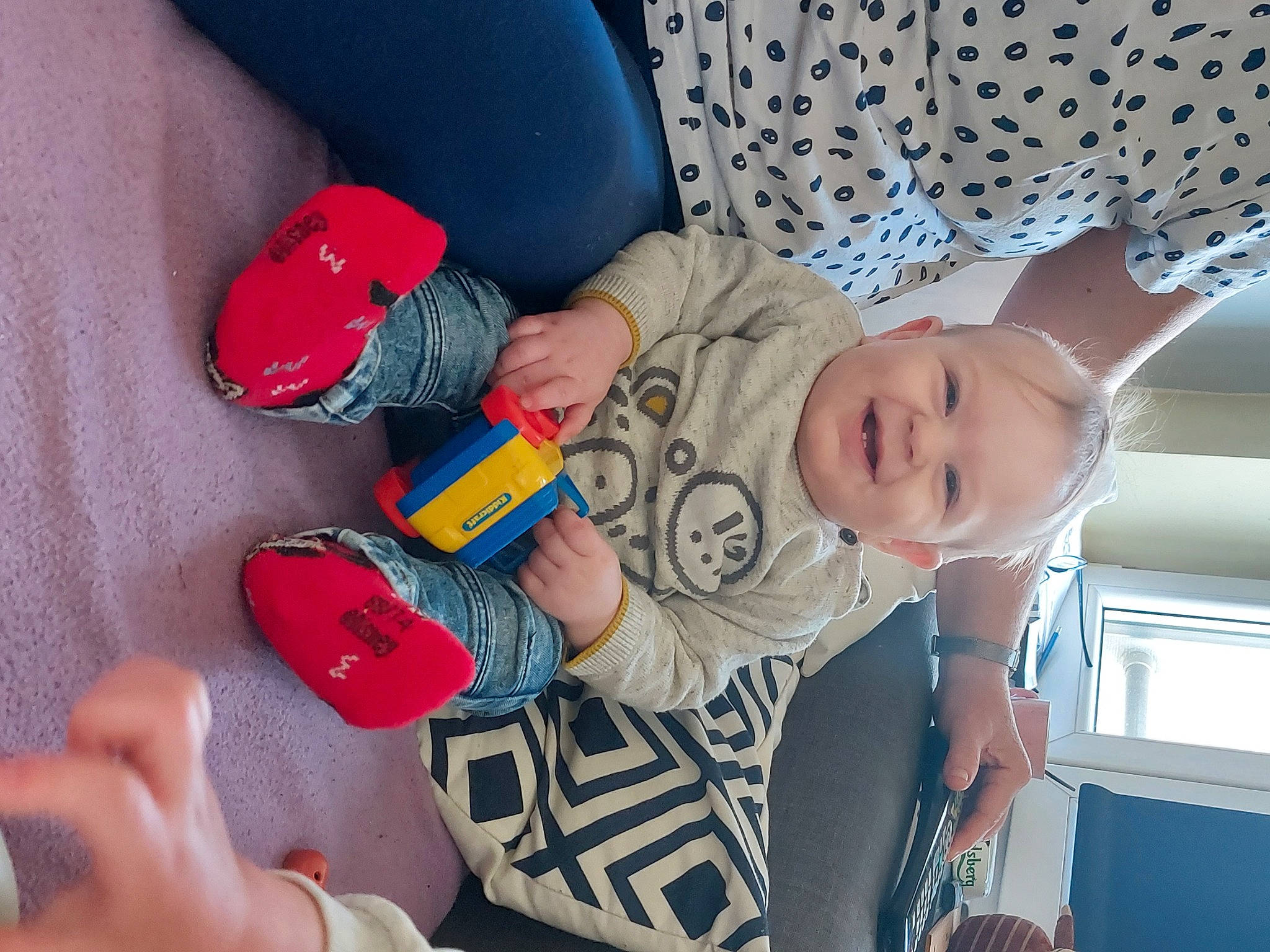 Maël participe au concours pour gagner de l'argent avec cette photo : arm, baby, baby_products, baby_toddler_clothing, child, comfort, electric_blue, finger, fun, hand, hat, human_leg, joy, mouth, nail, person, skin, smile, textile, thigh