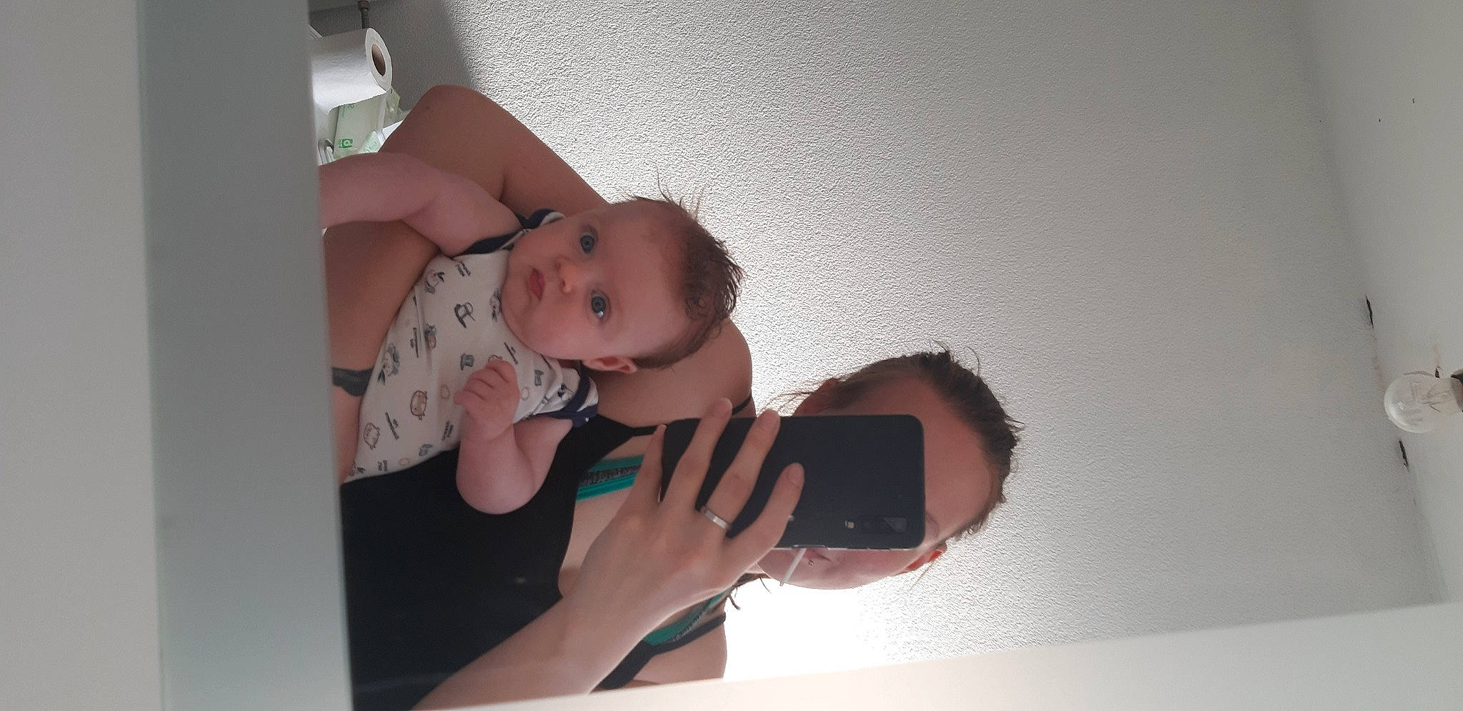 Ophelie a rejoint le concours — aidez-le/la à gagner de superbes lots ! abdomen, arm, baby, chest, comfort, elbow, finger, flash_photography, gesture, hand, happy, joint, leg, muscle, neck, person, shoulder, skin, stomach, surprise