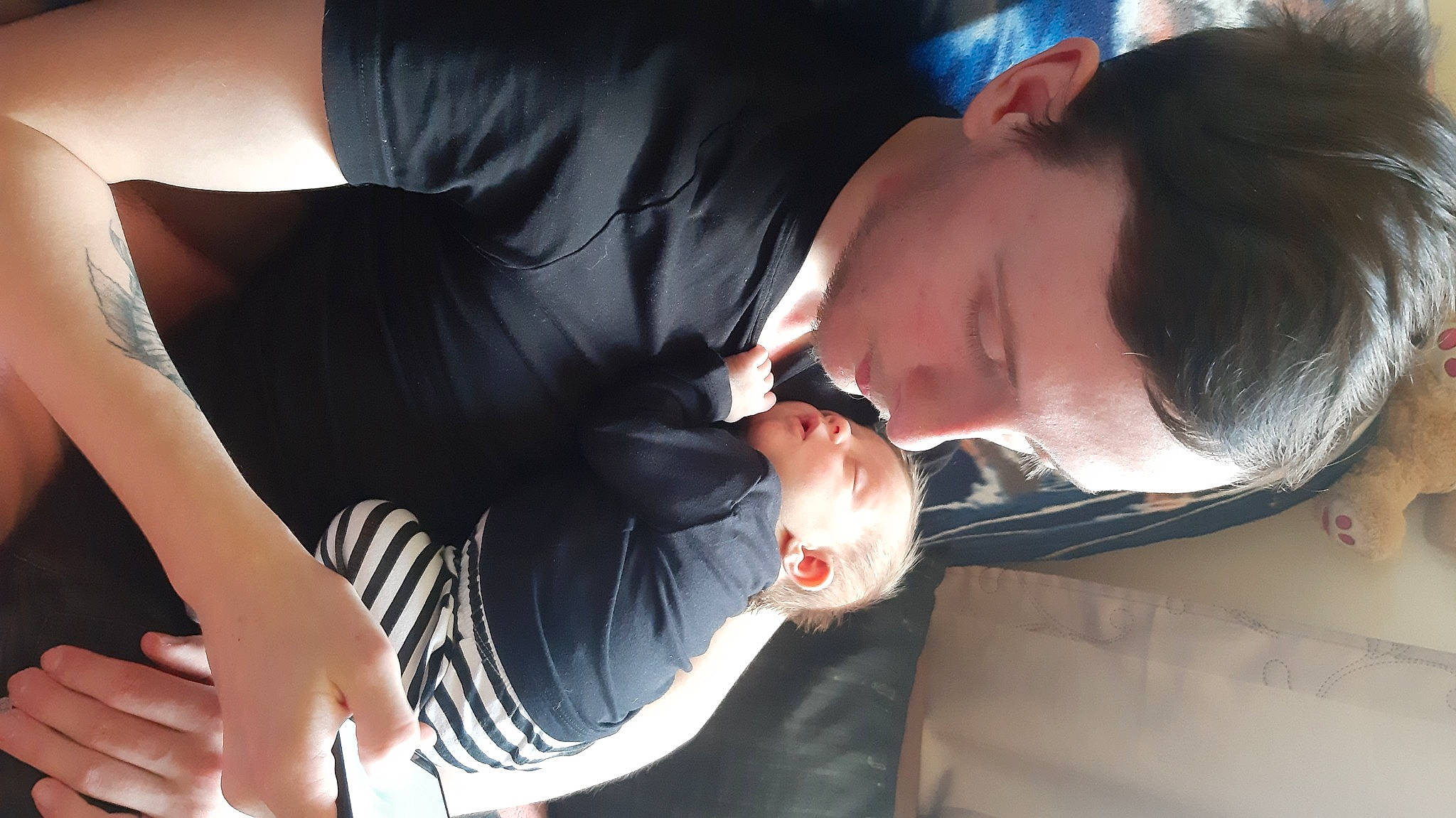 Ophelie participe au concours pour gagner de l'argent avec cette photo : arm, comfort, eyelash, eyewear, fashion, finger, flash_photography, gesture, glasses, hairstyle, hand, interaction, jaw, joint, leg, mouth, neck, person, plant, shoulder