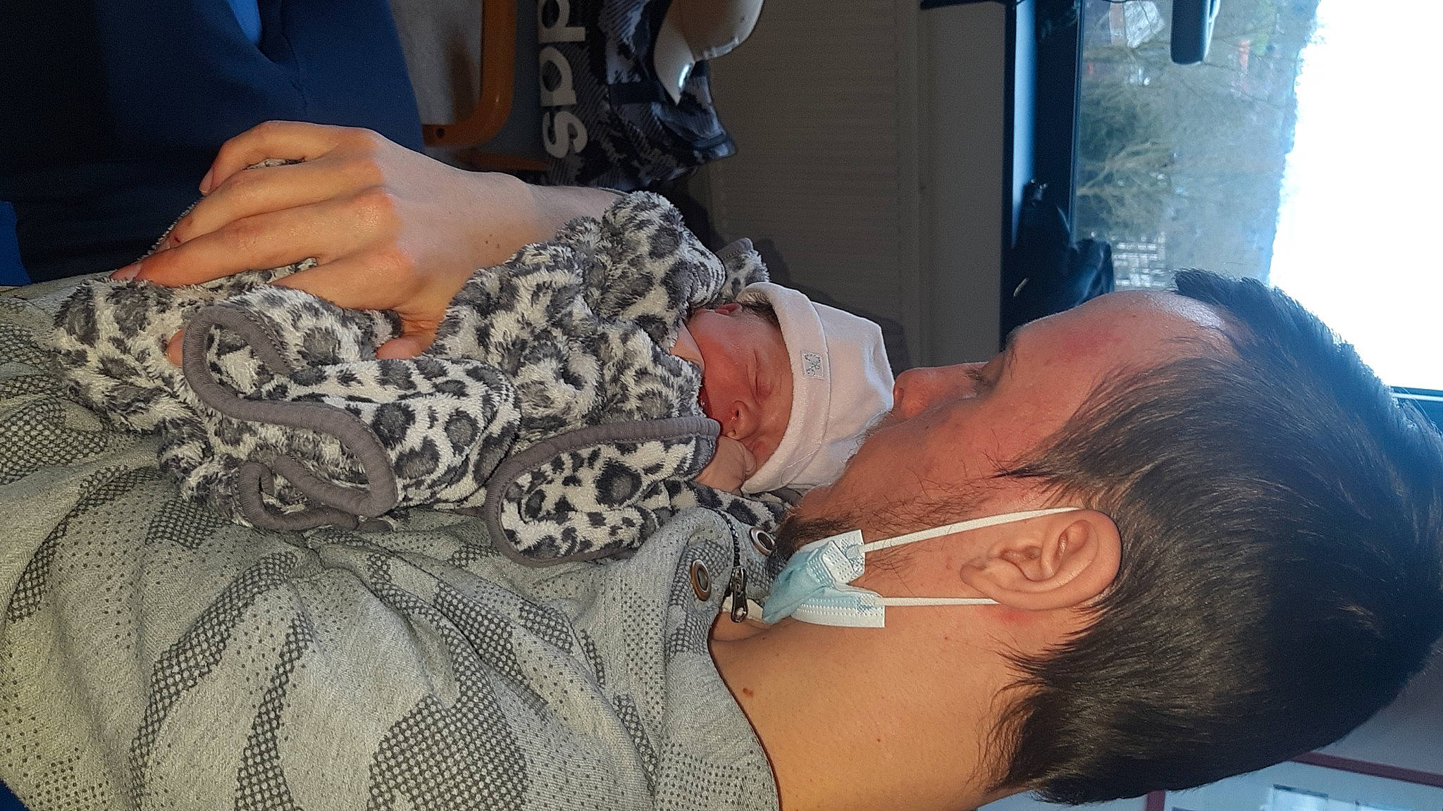 Ophelie participe au concours pour gagner de l'argent avec cette photo : comfort, ear, eyelash, eyewear, finger, gesture, glasses, hand, hat, human_body, joint, mouth, nail, neck, person, shoulder, skin, thigh, trunk, vision_care