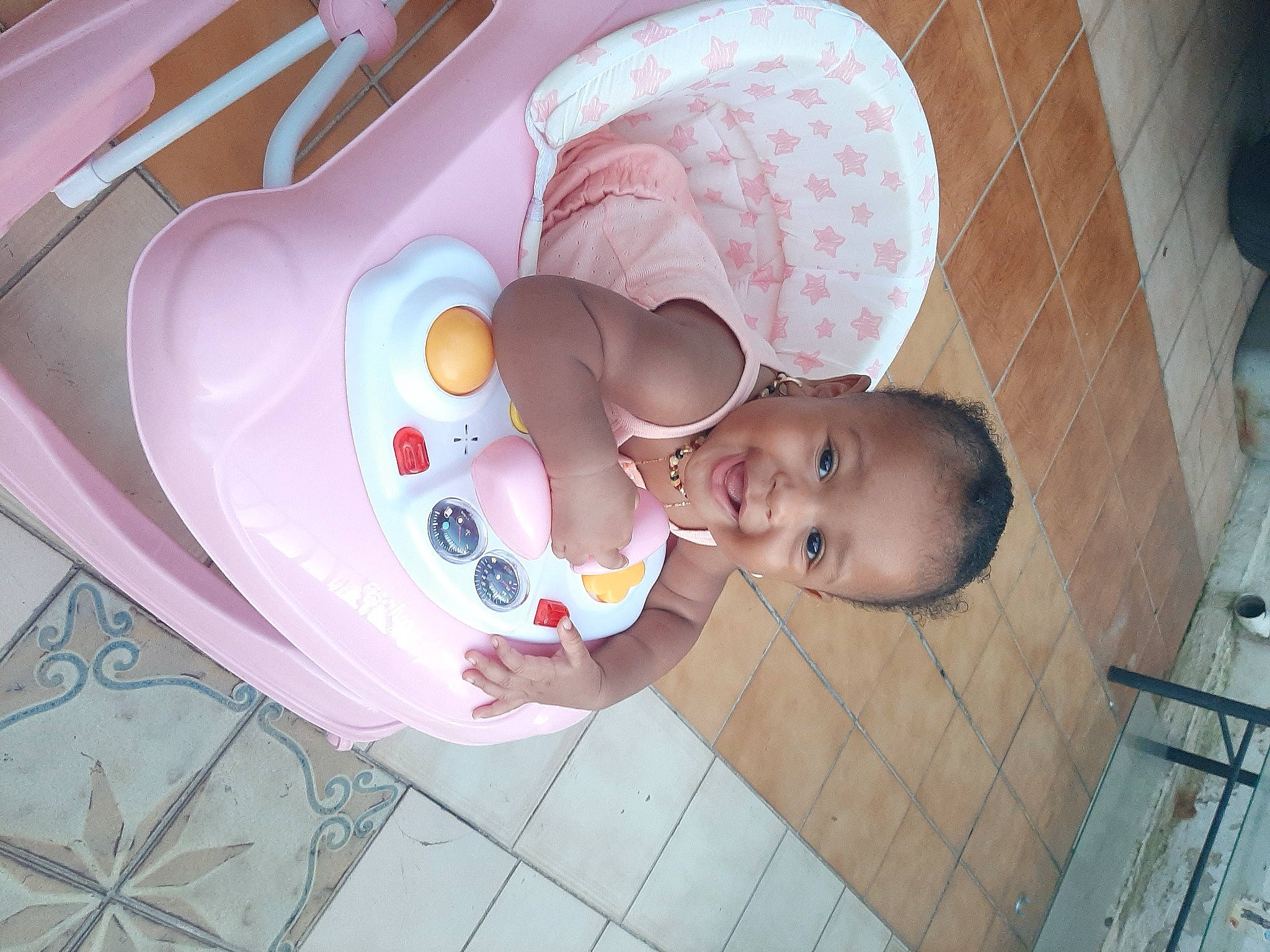 Adriana a rejoint le concours — aidez-le/la à gagner de superbes lots ! baby, baby_products, baby_safety, baby_toddler_clothing, baby_toys, child, circle, comfort, flooring, fun, hand, infant_bed, linens, pattern, person, pink, plastic, room, skin, toddler