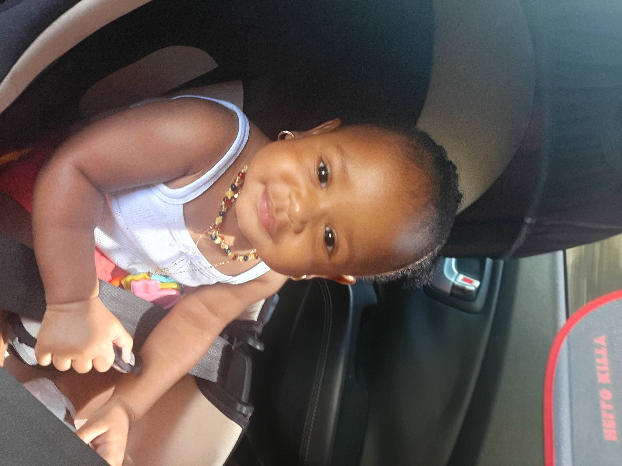 Adriana a rejoint le concours — aidez-le/la à gagner de superbes lots ! auto_part, automotive_design, automotive_exterior, automotive_lighting, baby, baseball_cap, cap, car, car_seat, child, family_car, fun, happy, hat, joy, luxury_vehicle, person, smile, toddler, vehicle_door