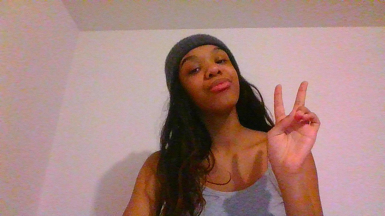 Lilia a rejoint le concours — aidez-le/la à gagner de superbes lots ! black_hair, cheek, ear, elbow, eyebrow, eyelash, finger, gesture, happy, headwear, human_body, jaw, layered_hair, lip, mouth, neck, nose, person, shoulder, skin