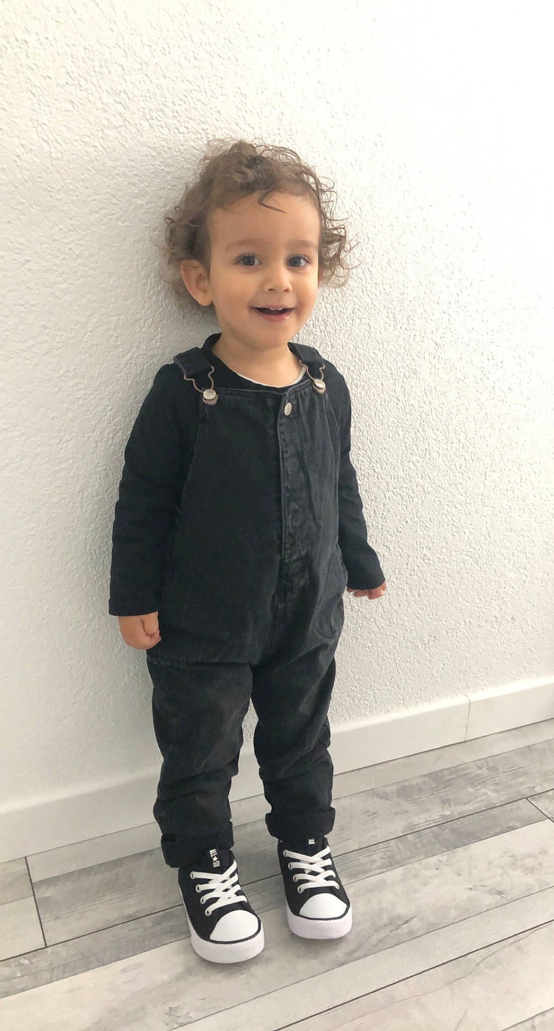 Meyssan participe au concours pour gagner de l'argent avec cette photo : baby_toddler_clothing, black, cheek, eye, face, flooring, footwear, gesture, hair, happy, joint, joy, neck, outerwear, person, shoe, skin, sleeve, smile, standing