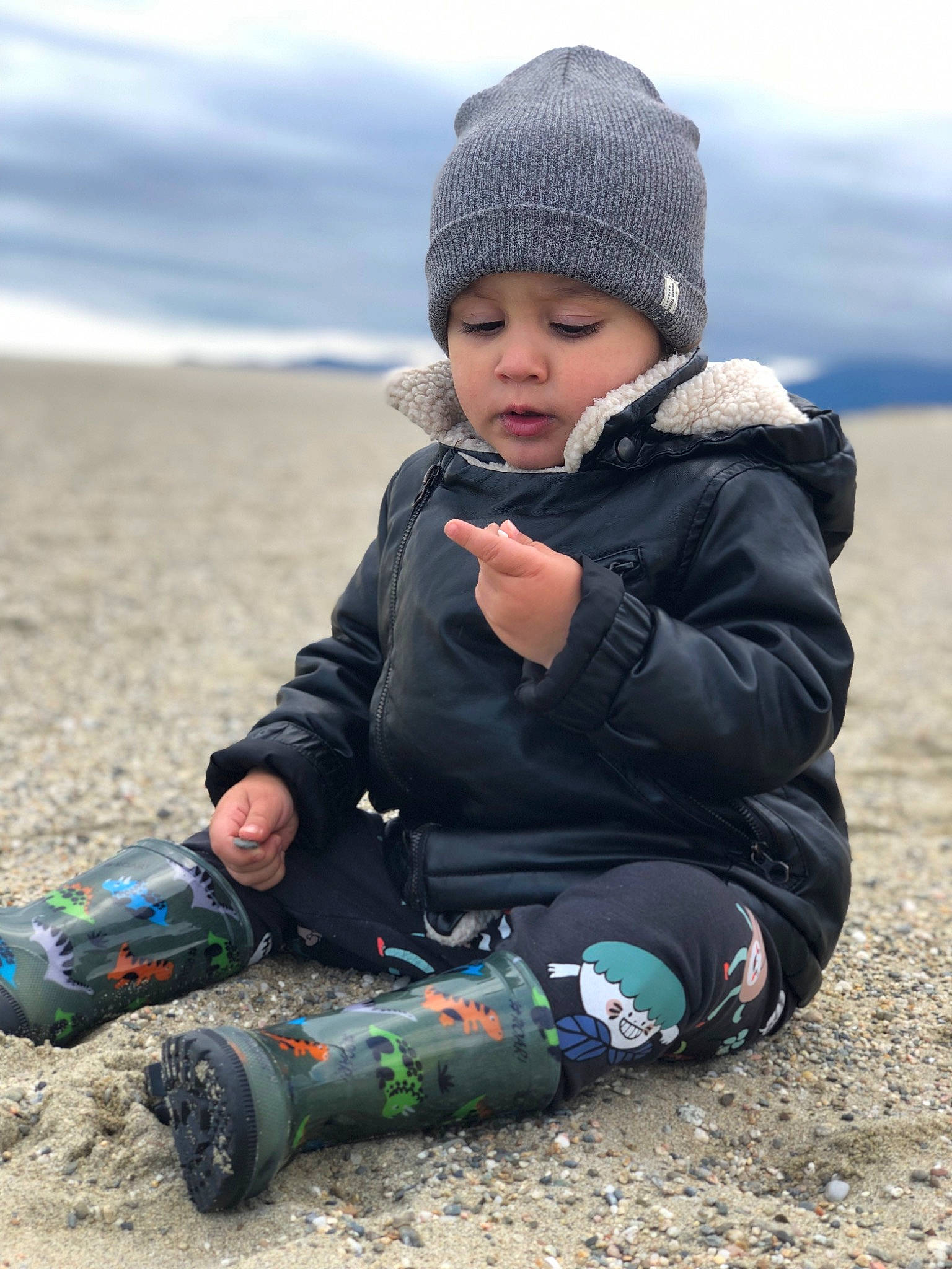 Meyssan a rejoint le concours — aidez-le/la à gagner de superbes lots ! baby_toddler_clothing, beach, cap, child, cloud, fun, grass, happy, head, headwear, jacket, knit_cap, landscape, leisure, people_in_nature, person, photograph, sand, sitting, sky
