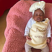 Iris a rejoint le concours — aidez-le/la à gagner de superbes lots ! baby, sleeping, infant, knitwear, headwrap, blanket, pink, red, cozy, cute, child, soft_texture, resting, clothing, footwear, indoors, portrait, peaceful, small_hands, newborn