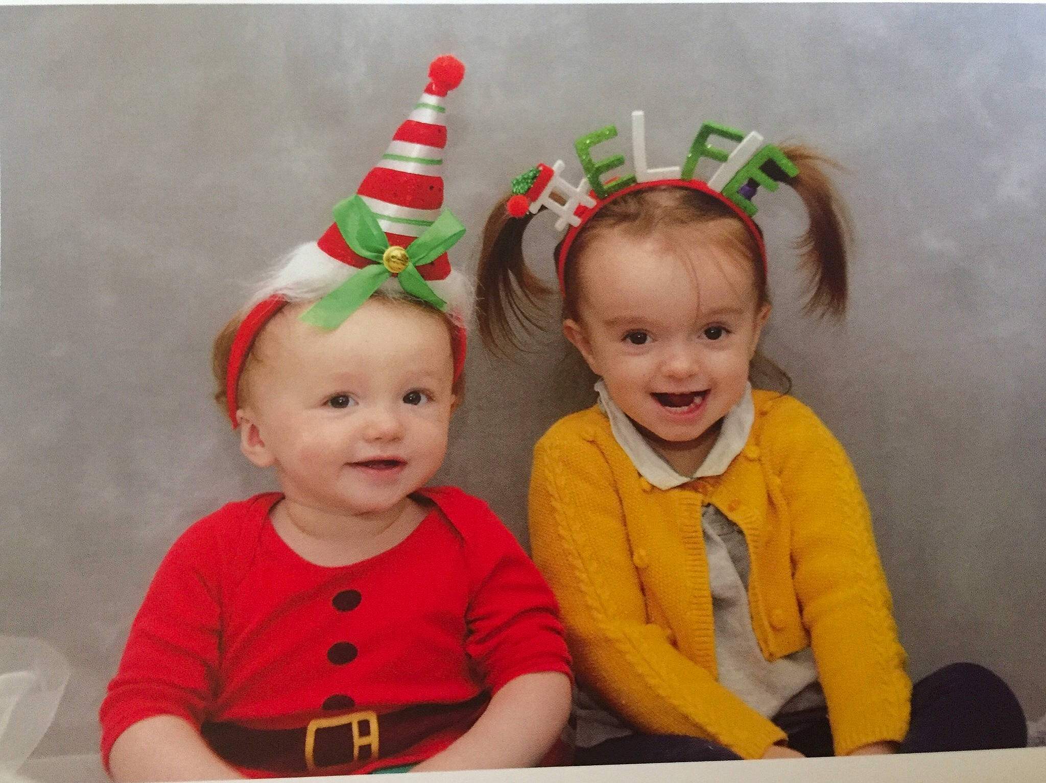 Aleïda participe au concours pour gagner de l'argent avec cette photo : baby, child, christmas, christmas_eve, ear, event, fashion_accessory, fictional_character, hair_accessory, happy, head, headband, headgear, holiday, joy, party_hat, person, sibling, smile, toddler
