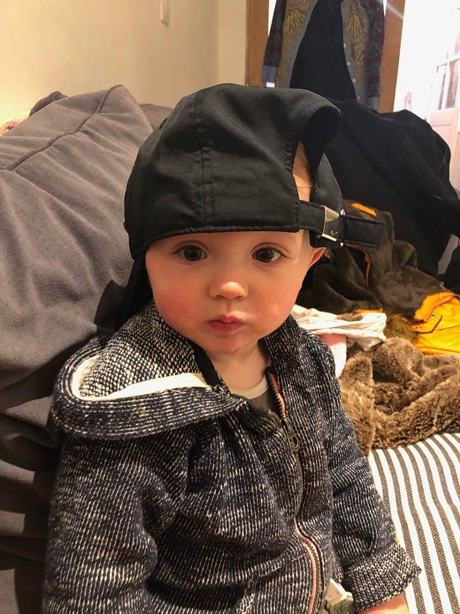 Hector a rejoint le concours — aidez-le/la à gagner de superbes lots ! child, headgear, person