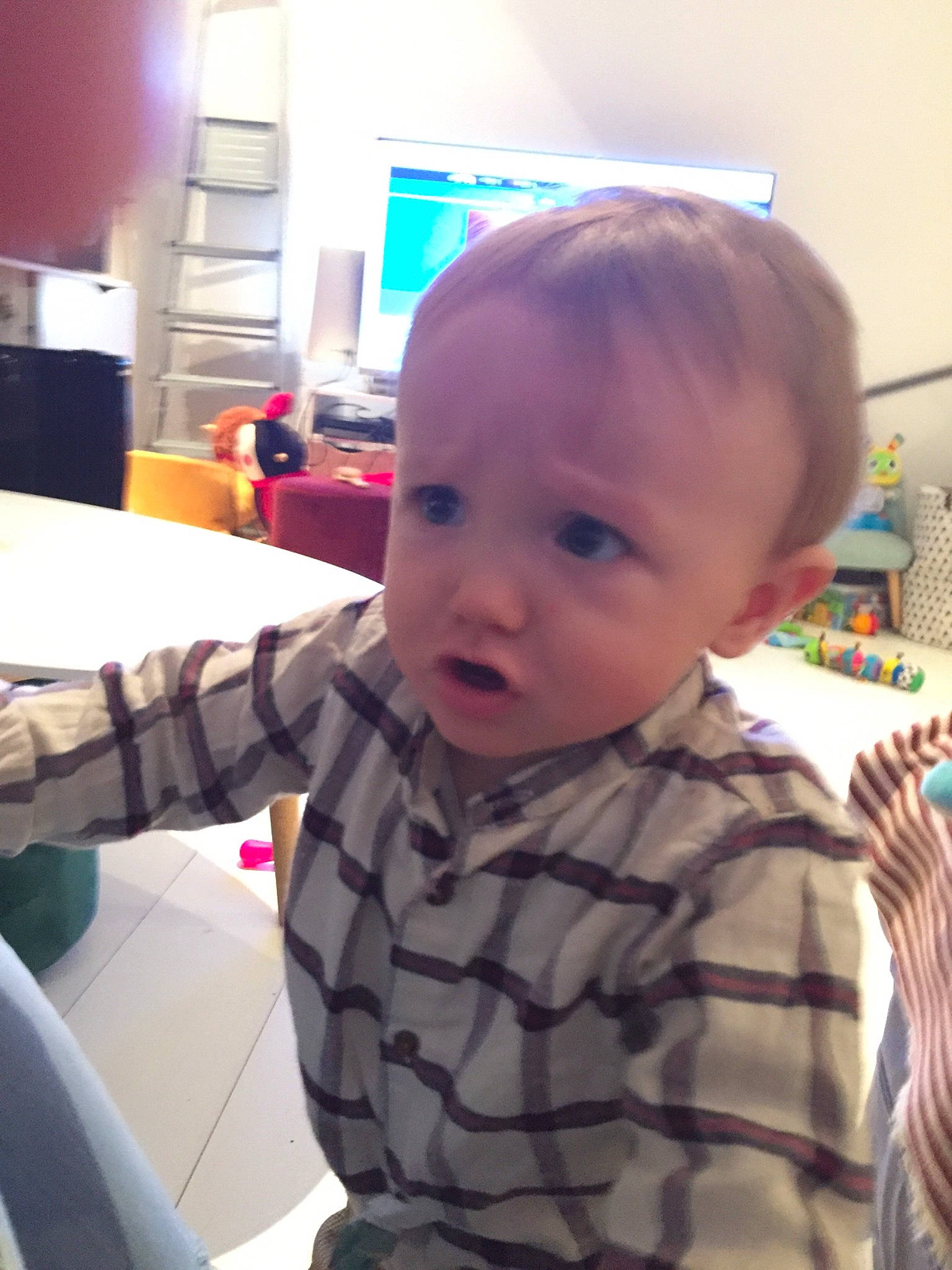 Hector participe au concours pour gagner de l'argent avec cette photo : baby, cheek, child, ear, finger, head, person, skin, smile, thumb, toddler