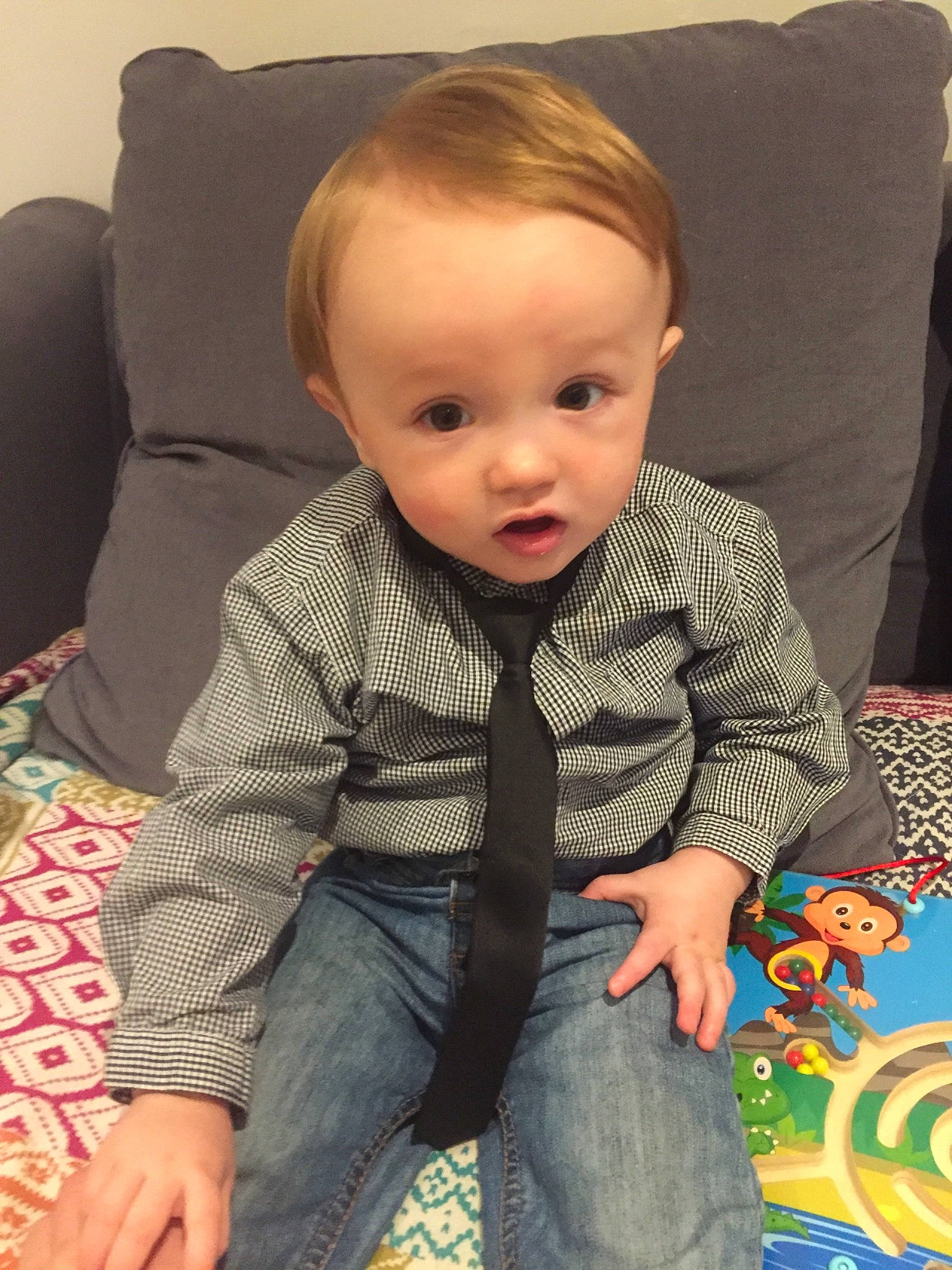 Hector a rejoint le concours — aidez-le/la à gagner de superbes lots ! baby, cheek, child, eye, face, forehead, hair, hairstyle, head, iris, nose, person, play, sitting, skin, smile, surprise, toddler