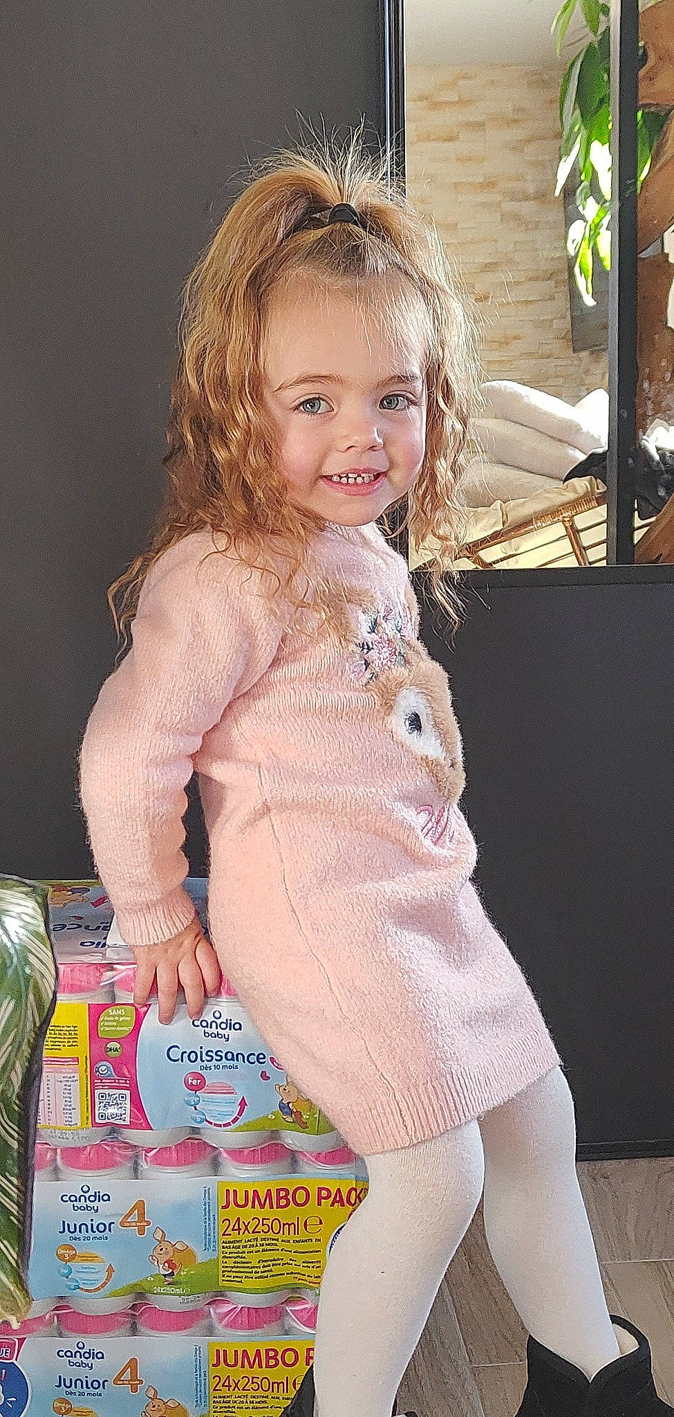 Esmée a rejoint le concours — aidez-le/la à gagner de superbes lots ! blond, brown_hair, face, fun, hairstyle, happy, head, human_body, human_leg, joy, long_hair, neck, pattern, person, pink, shoulder, skin, sleeve, smile, street_fashion