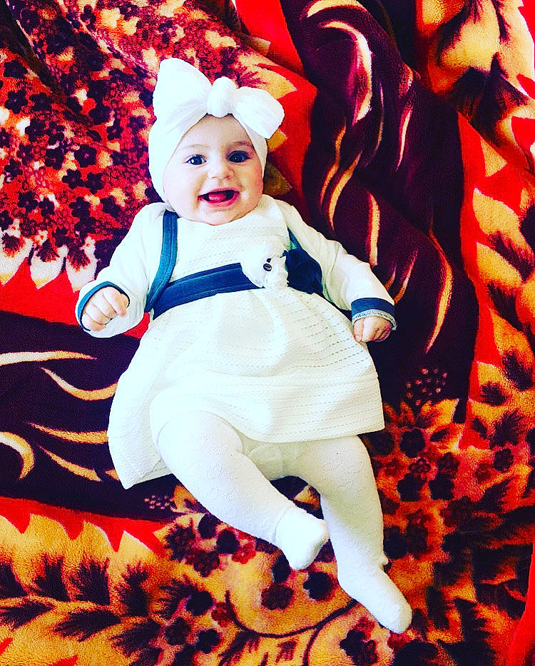 Ylianna a rejoint le concours — aidez-le/la à gagner de superbes lots ! baby, baby_toddler_clothing, carmine, christmas_eve, costume_hat, event, fictional_character, fun, happy, hat, headwear, holiday, orange, pattern, people_in_nature, person, plant, red, sleeve, smile