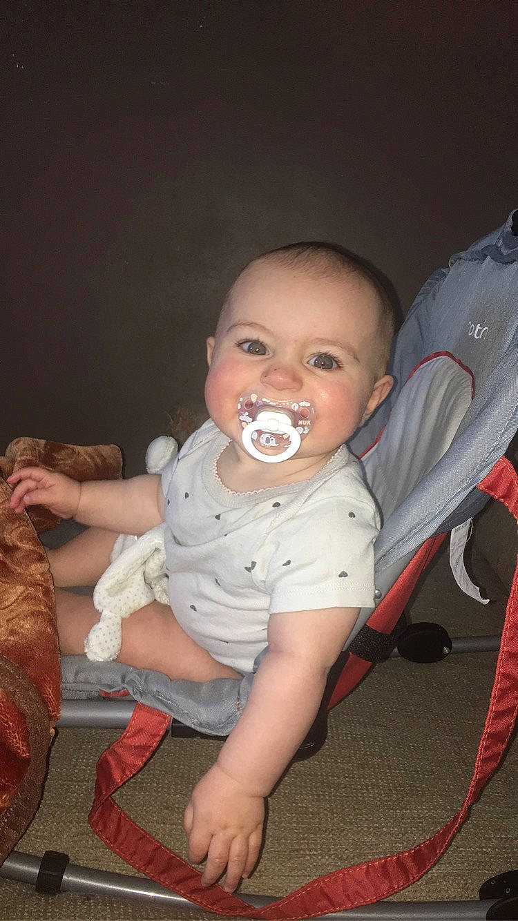 Ylianna participe au concours pour gagner de l'argent avec cette photo : baby, baby_toddler_clothing, cheek, child, comfort, eye, finger, flash_photography, foot, fun, happy, head, human_leg, joy, lap, leg, mouth, person, skin, thigh