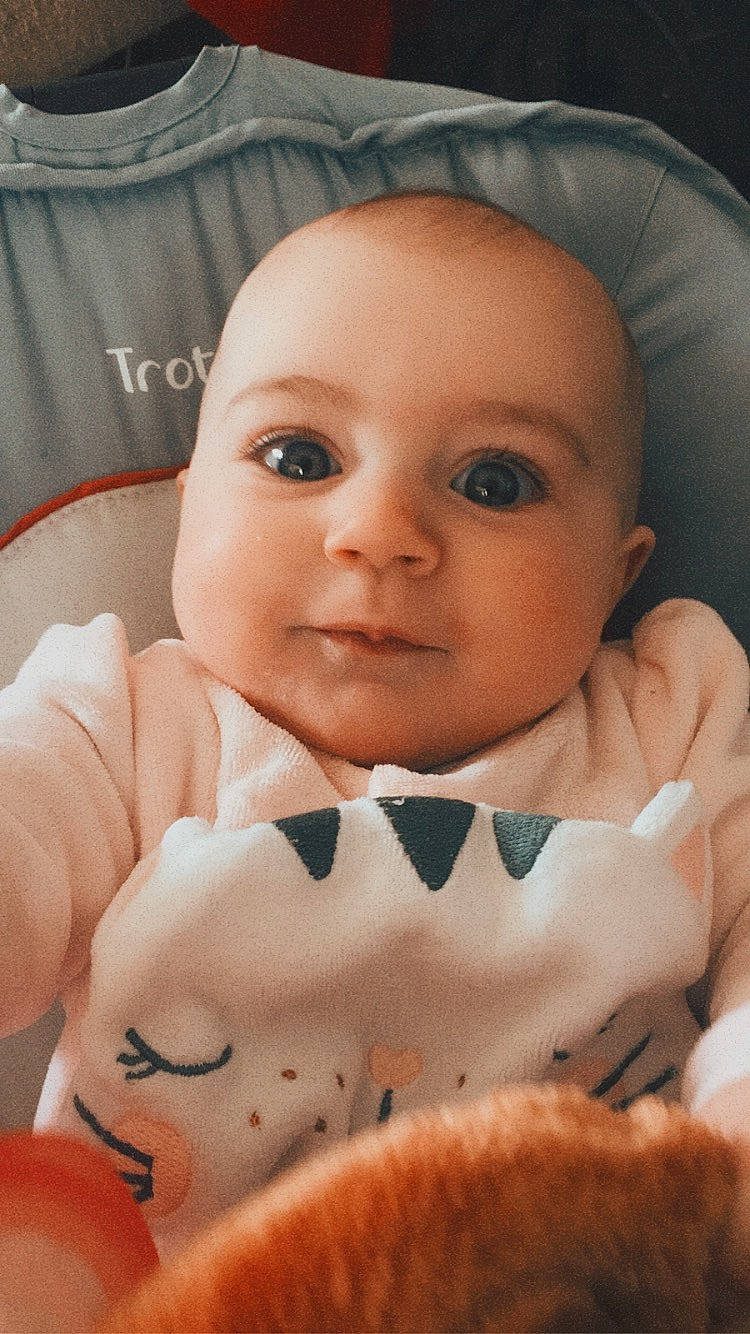 Ylianna participe au concours pour gagner de l'argent avec cette photo : baby, cheek, chin, eyebrow, eyelash, face, facial_expression, head, human, iris, lip, mammal, mouth, nose, organ, person, skin, textile, toy, vertebrate