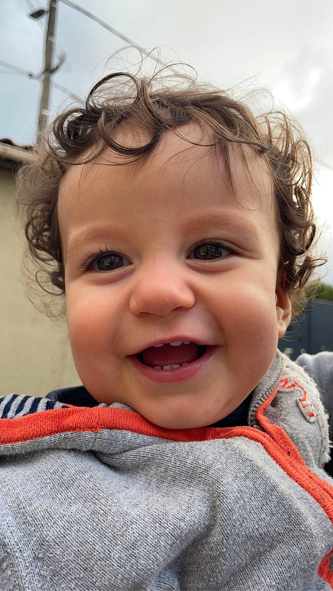 Tommy a rejoint le concours — aidez-le/la à gagner de superbes lots ! cheek, child, chin, close_up, eyelash, flash_photography, fun, grass, happy, iris, jaw, joy, laugh, lip, mouth, nose, person, skin, sky, smile