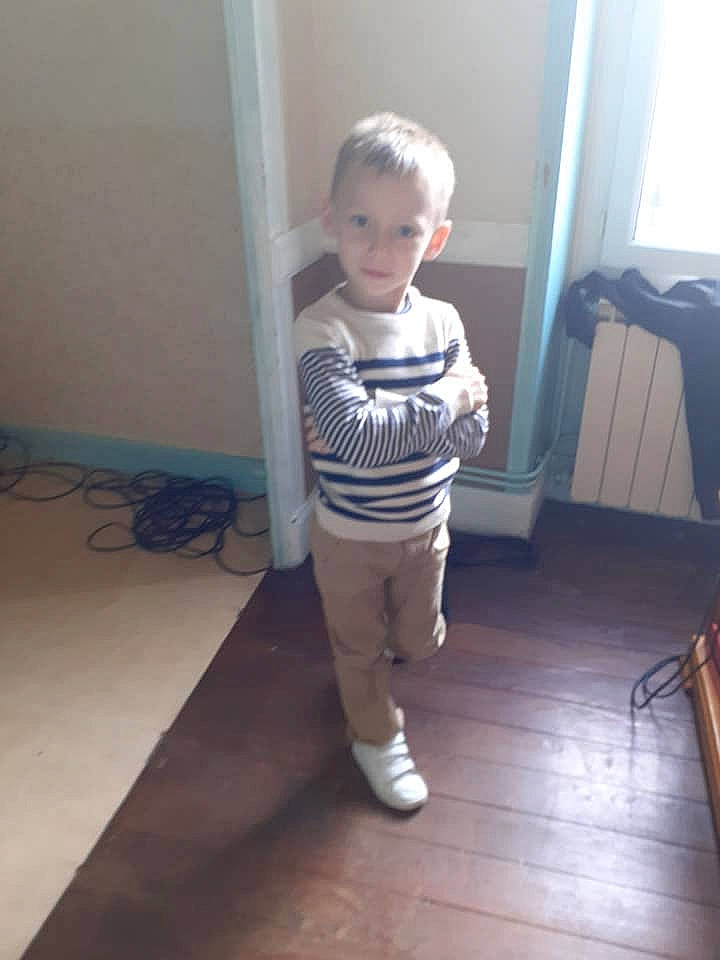 Enzo participe au concours pour gagner de l'argent avec cette photo : baby, child, floor, flooring, leg, person, room, shoe, standing, toddler