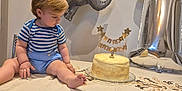 Edam-Elian a rejoint le concours — aidez-le/la à gagner de superbes lots ! baby, balloon, birthday, cake, candle, child, elephant_balloon, face, first_birthday, food, furniture, party, person, portrait, shirt, shorts, table, tablecloth, toddler, toy