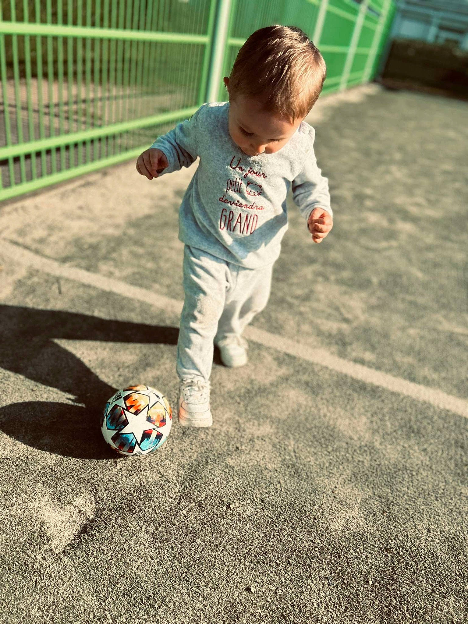 Ayden a rejoint le concours — aidez-le/la à gagner de superbes lots ! ball, child, city, fence, flooring, football, fun, games, grass, happy, leisure, net, people_in_nature, person, player, recreation, soccer, soccer_ball, soil, sports_equipment