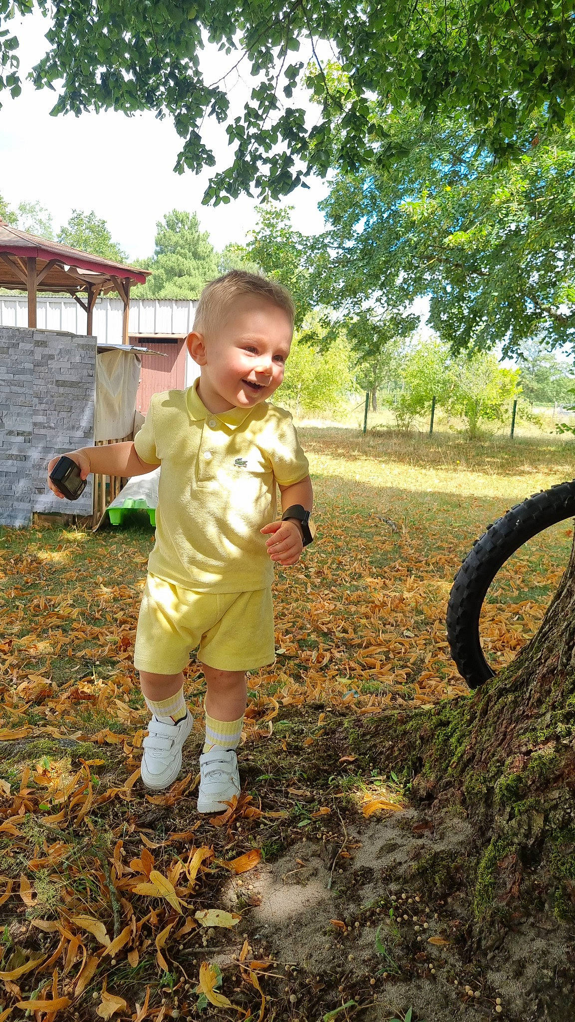 Ayden a rejoint le concours — aidez-le/la à gagner de superbes lots ! agriculture, automotive_tire, baby_toddler_clothing, child, fun, grass, happy, joy, landscape, people_in_nature, person, plant, rural_area, sky, smile, soil, thumb, tints_and_shades, tire, toddler