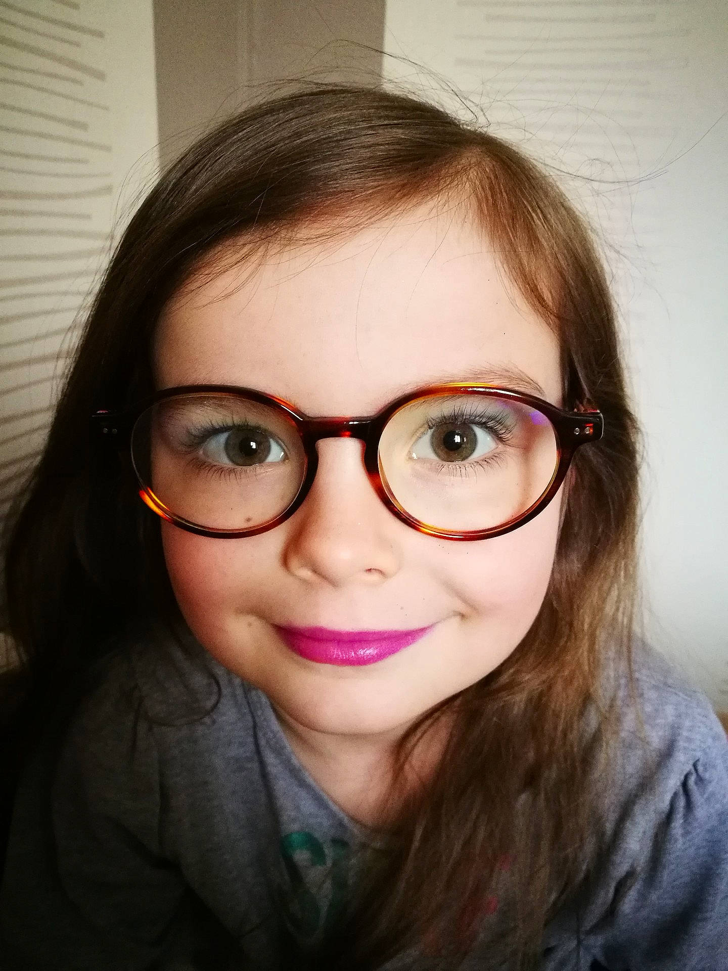 Lou participe au concours pour gagner de l'argent avec cette photo : brown_hair, cheek, eye, eyebrow, eyewear, face, forehead, girl, glasses, health_beauty, lip, person, smile, vision_care