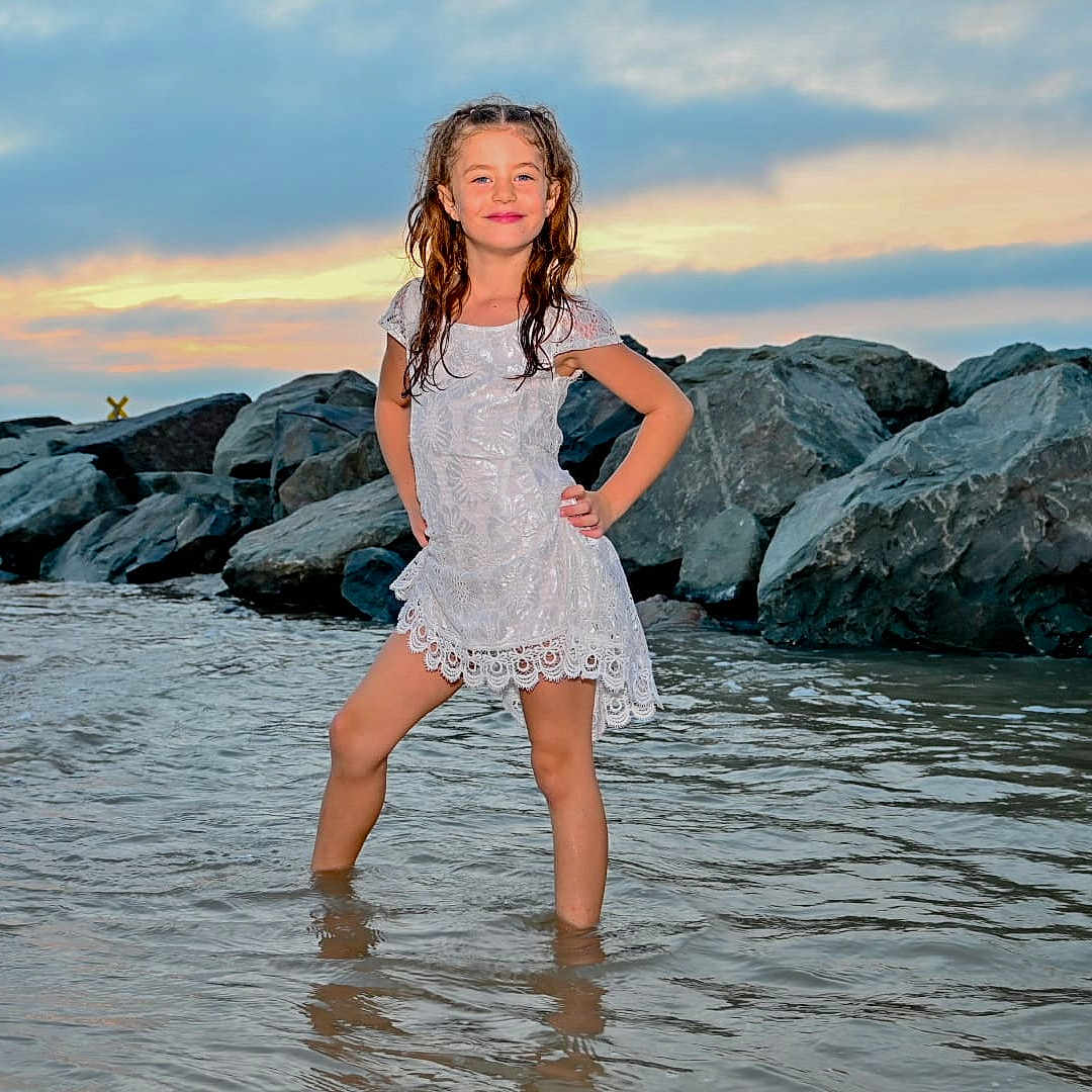 Loëva participe au concours pour gagner de l'argent avec cette photo : beachwear, child, clothing, female, girl, hair, person, sleeve, standing