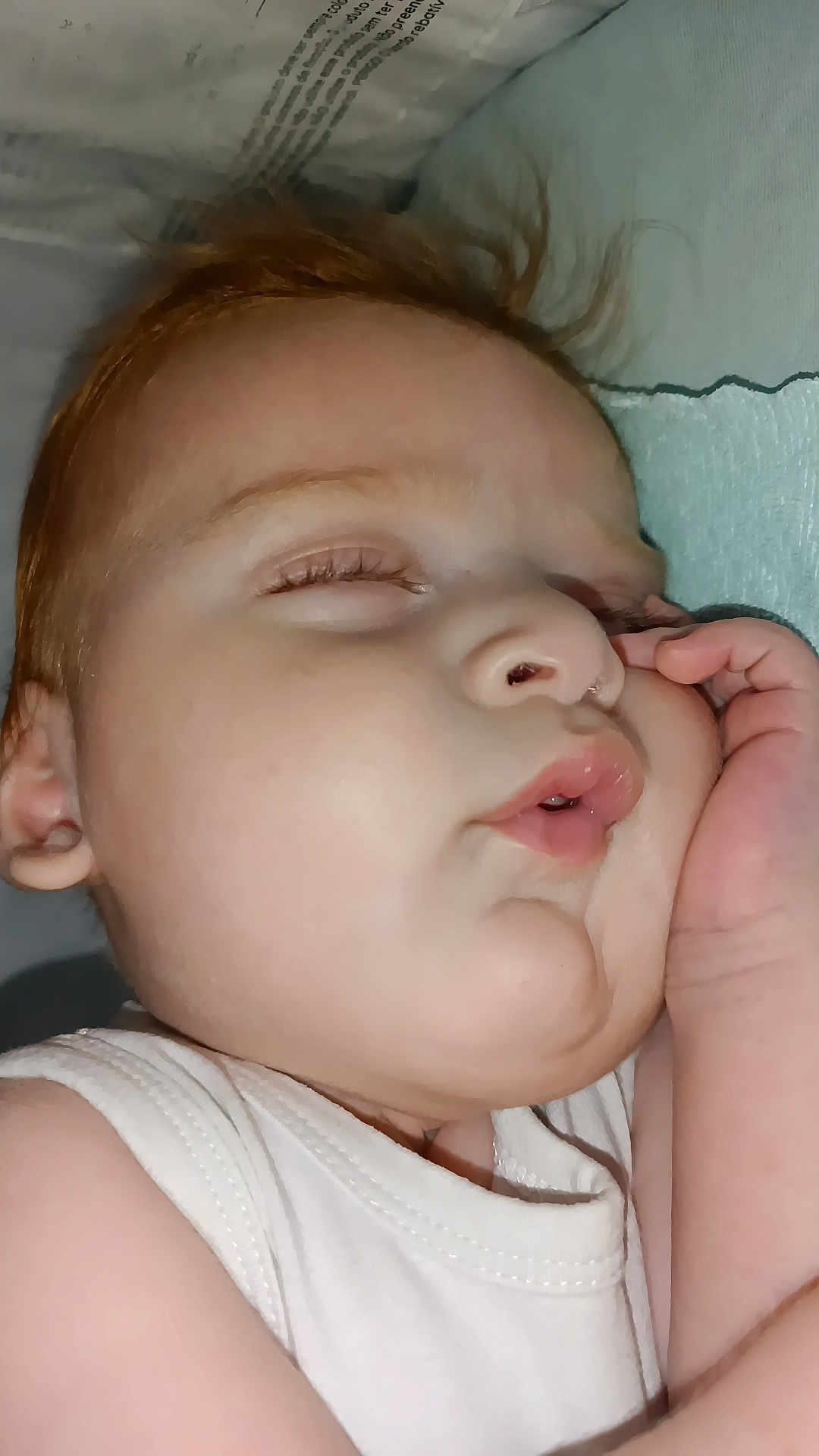 Issam a rejoint le concours — aidez-le/la à gagner de superbes lots ! baby, sleeping, close_up, face, infant, child, skin, cheeks, hand, white_clothing, resting, peaceful, indoors, portrait, soft_light, toddler, hair, eyelashes, nose, mouth