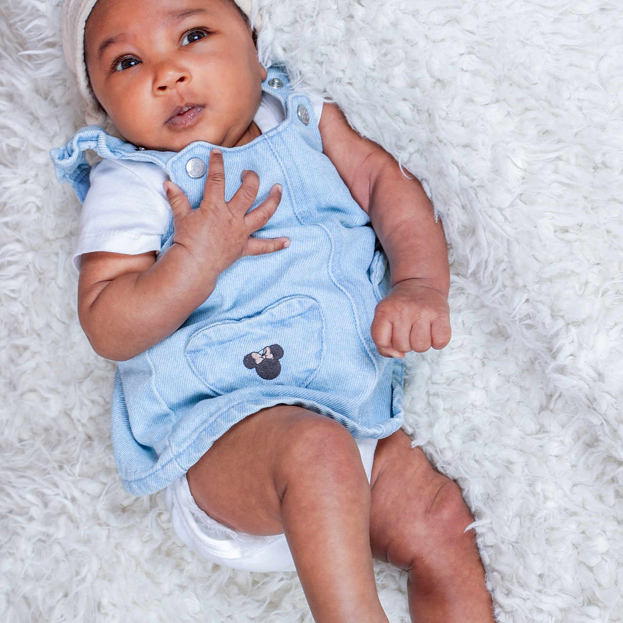 Layana participe au concours pour gagner de l'argent avec cette photo : baby, blanket, blue_dress, bow, child, clothing, cute, expression, fluffy, foot, hand, headband, indoor, infant, legs, lying_down, minnie_mouse, portrait, skin, white