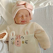 Kaïssy participe au concours pour gagner de l'argent avec cette photo : baby, newborn, infant, sleeping, pink_hat, onesie, bunny_design, closed_eyes, cute, smile, blanket, bedding, bed, soft_toys_style, cozy, portrait, hand, fabric, nursery, peaceful