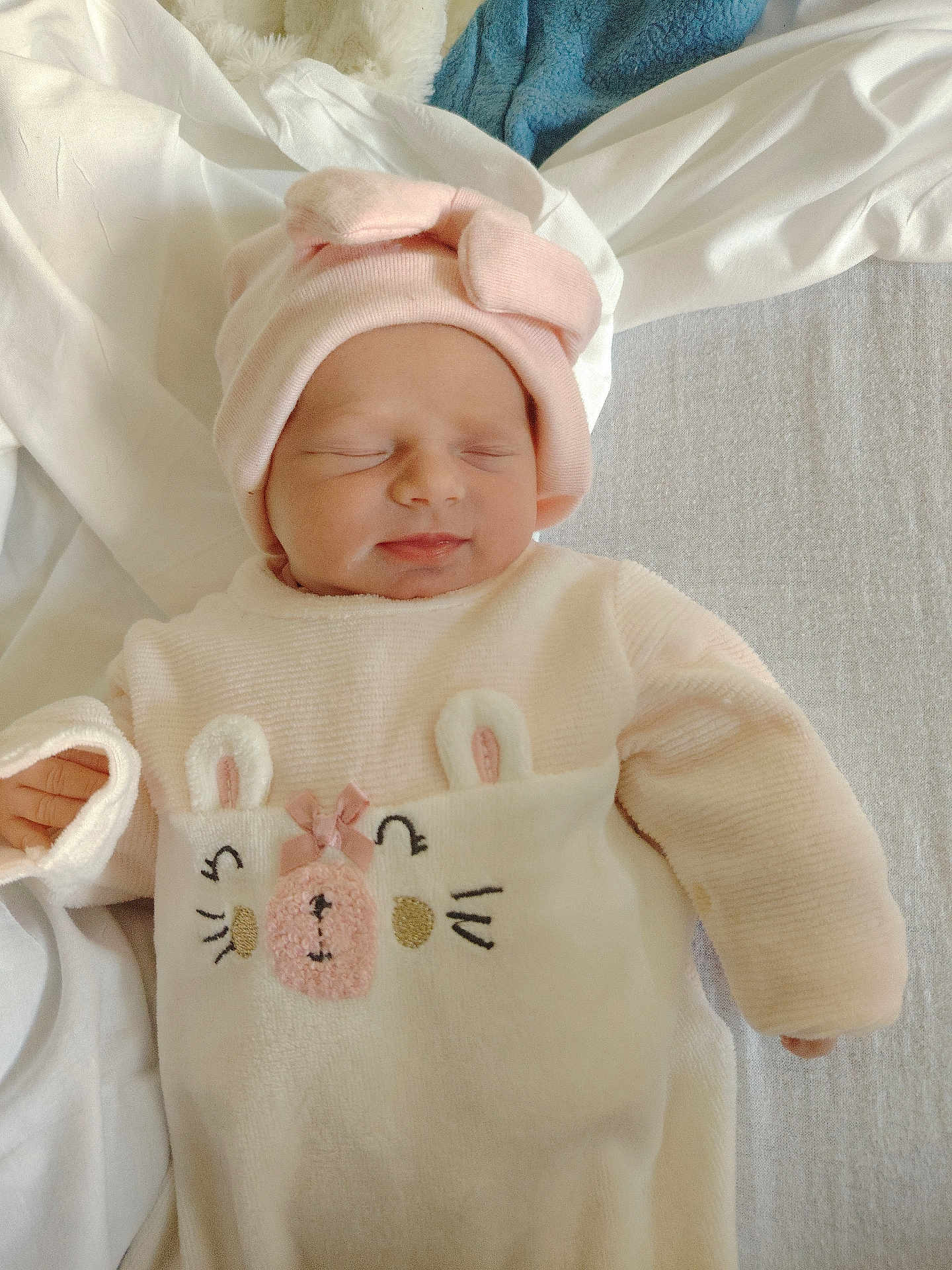 Kaïssy participe au concours pour gagner de l'argent avec cette photo : baby, newborn, infant, sleeping, pink_hat, onesie, bunny_design, closed_eyes, cute, smile, blanket, bedding, bed, soft_toys_style, cozy, portrait, hand, fabric, nursery, peaceful