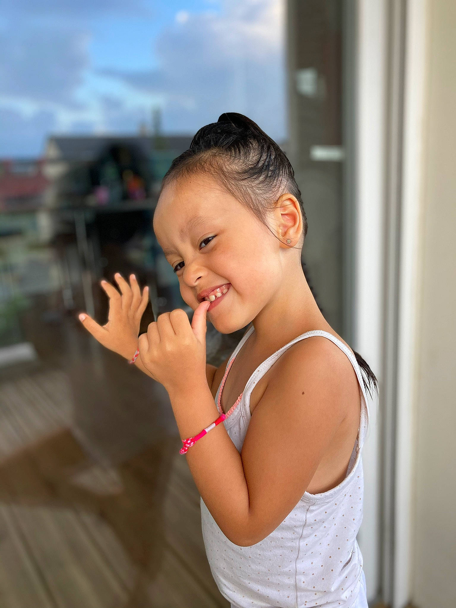 Lyna participe au concours pour gagner de l'argent avec cette photo : active_tank, chest, cloud, elbow, eyebrow, face, flash_photography, happy, head, human_body, joy, leisure, long_hair, neck, person, shoulder, sky, sleeveless_shirt, smile, toddler