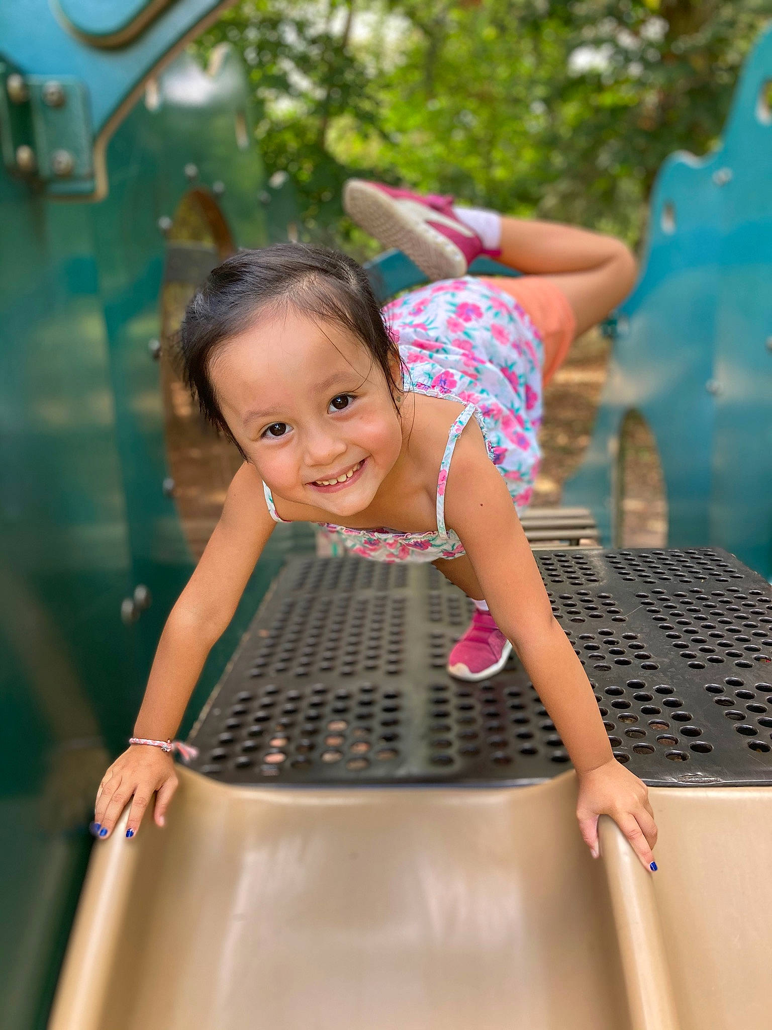 Lyna a rejoint le concours — aidez-le/la à gagner de superbes lots ! child, city, entertainment, event, fun, grass, happy, joy, leisure, magenta, person, play, recreation, sandal, shorts, smile, summer, t_shirt, toddler, transport