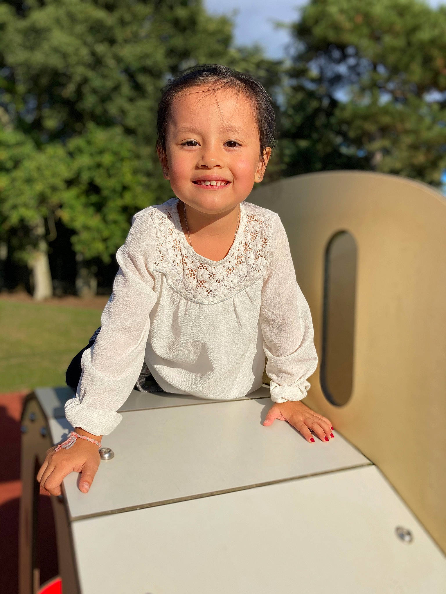 Lyna a rejoint le concours — aidez-le/la à gagner de superbes lots ! baby, baby_toddler_clothing, child, face, finger, fun, grass, happy, joy, leisure, person, play, recreation, sitting, sleeve, smile, standing, t_shirt, table, toddler