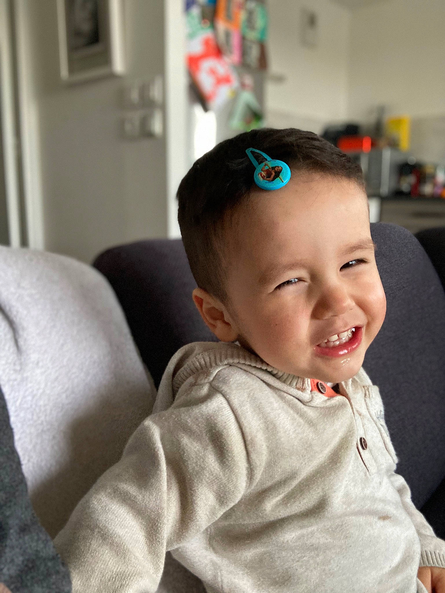 Ezra participe au concours pour gagner de l'argent avec cette photo : baby, baby_toddler_clothing, chair, cheek, child, comfort, couch, ear, eye, eyelash, gadget, happy, iris, nose, person, picture_frame, sitting, skin, sleeve, smile