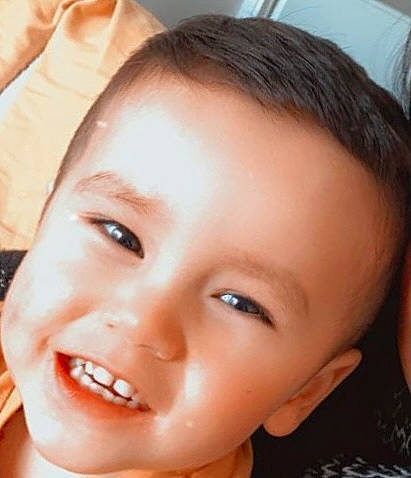 Ezra participe au concours pour gagner de l'argent avec cette photo : baby, black_hair, cheek, chin, ear, eyebrow, eyelash, flash_photography, forehead, gesture, happy, iris, jaw, joy, lip, mouth, nose, organ, person, skin