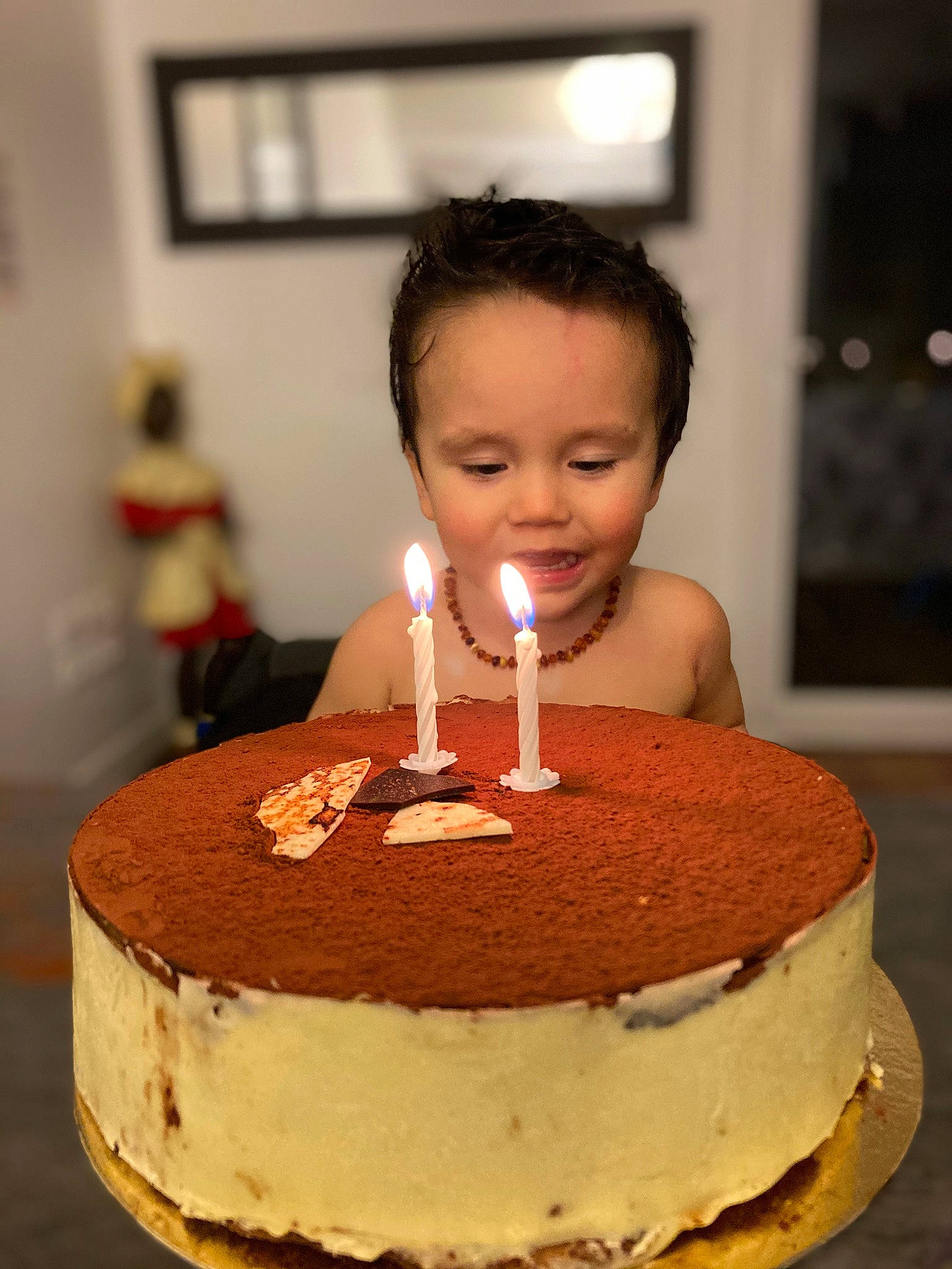 Ezra a rejoint le concours — aidez-le/la à gagner de superbes lots ! baked_goods, birthday, birthday_cake, birthday_candle, buttercream, cake, cake_decorating, cake_decorating_supply, candle, cream, cuisine, dessert, event, face, food, ingredient, orange, person, plate, sugar_cake