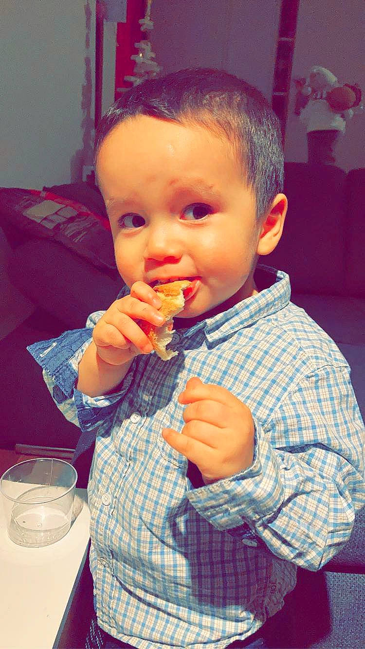 Ezra participe au concours pour gagner de l'argent avec cette photo : arm, biting, cheek, chin, cool, face, facial_expression, finger, food, food_craving, fun, gesture, iris, lip, mouth, nose, person, skin, standing, thumb